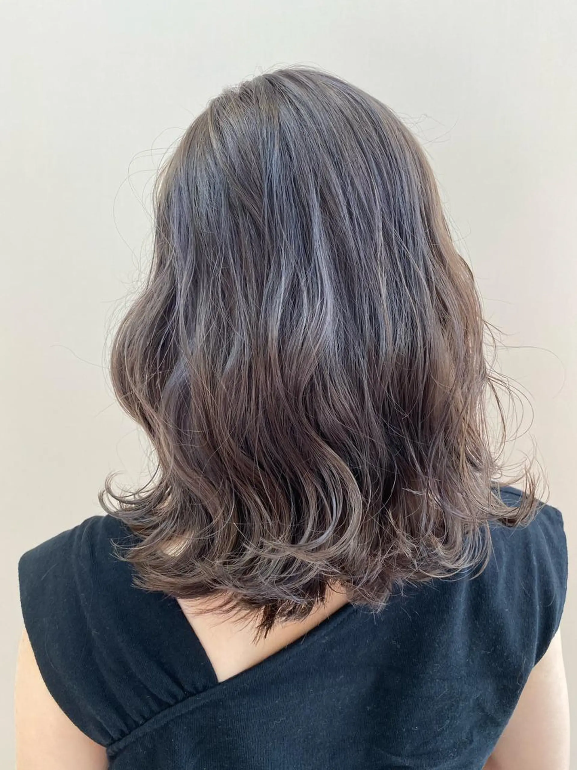 セミロング カラー ブリーチ グレージュ ラベンダーカラー ラベンダーグレージュ ラベンダーグレー ベージュ/インナー カラー🤍Rieのヘアスタイル
