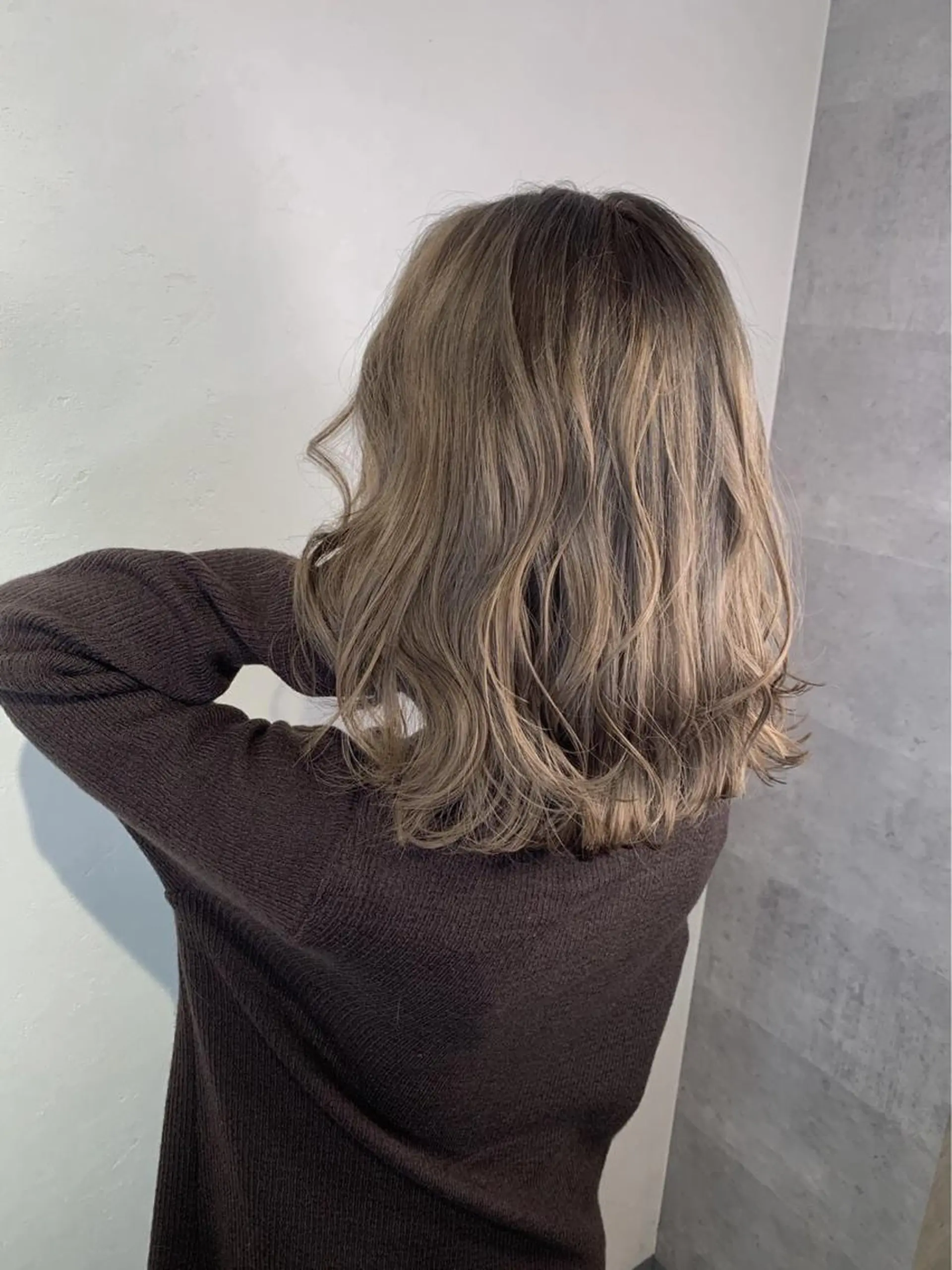 ミディアム カラー _WHITE 高槻のヘアスタイル