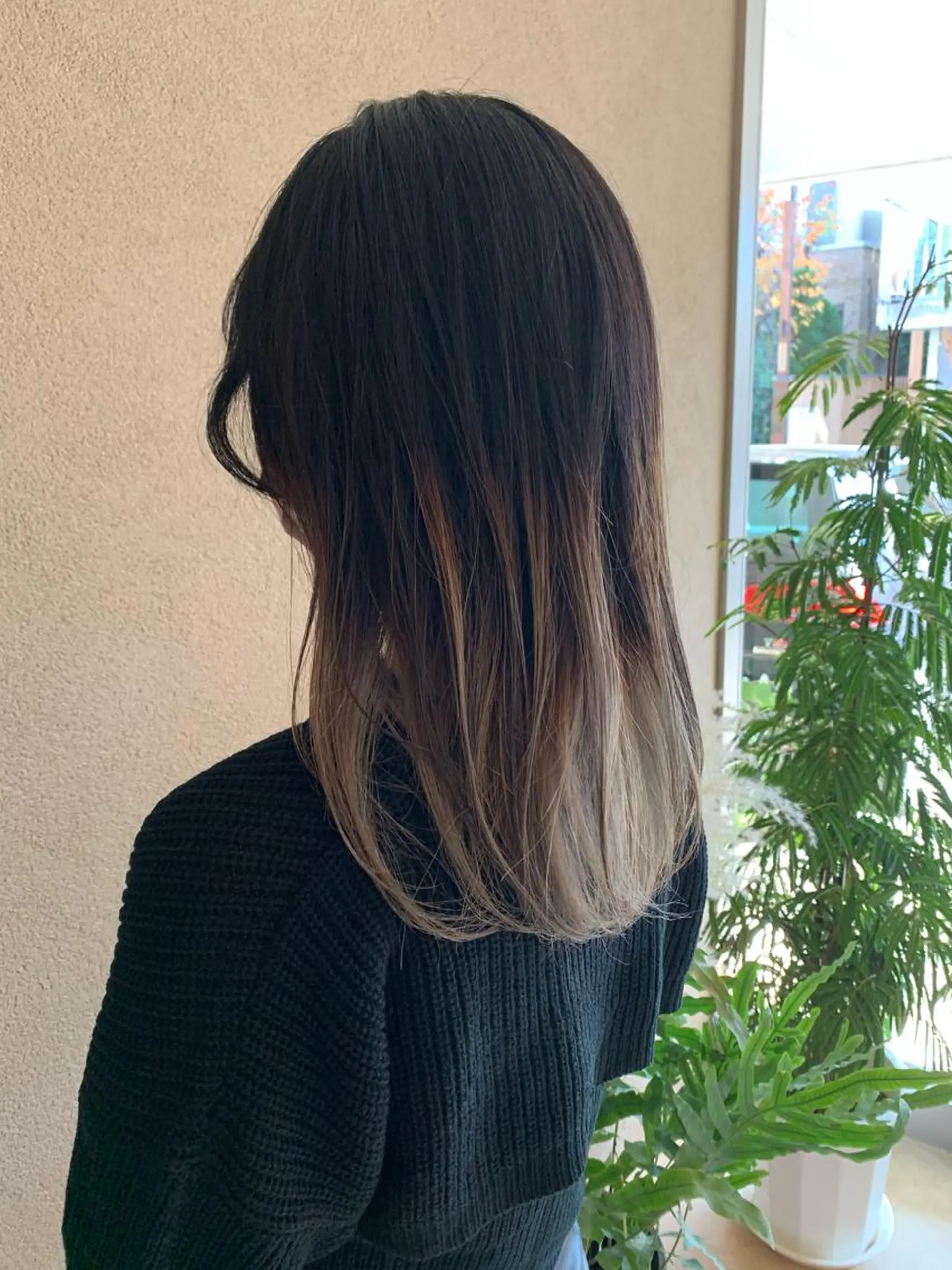 セミロング カラー バレイヤージュ ブリーチ グラデーションカラー グレージュ レイヤーカット ヘアカラー トリートメント PADOU平松 典幸のヘアスタイル