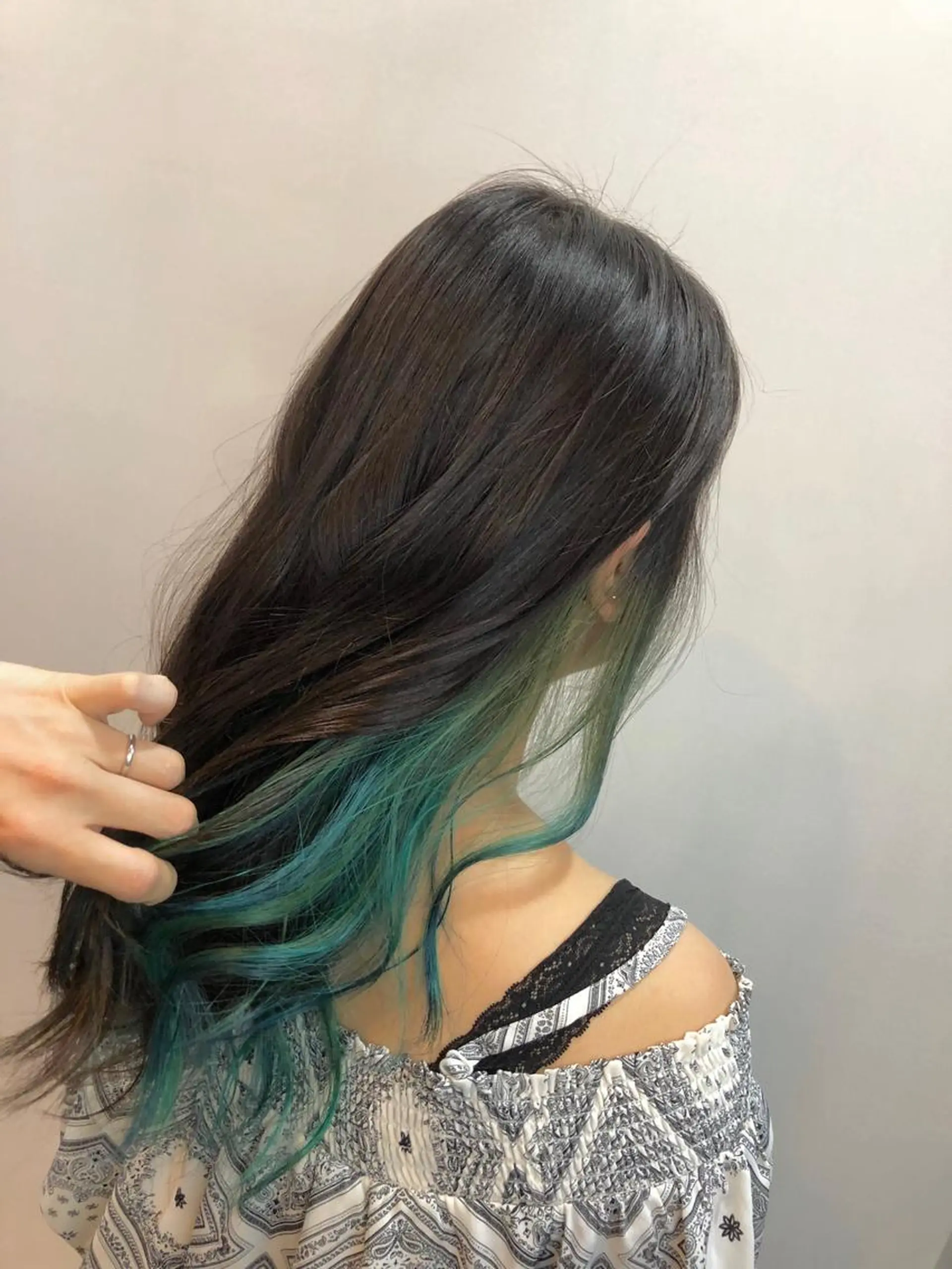 セミロング カラー ブルーカラー デザインカラー エメラルドグリーン ユニコーンカラー カット ヘアカラー トリートメント SHAFT Ieiriのヘアスタイル