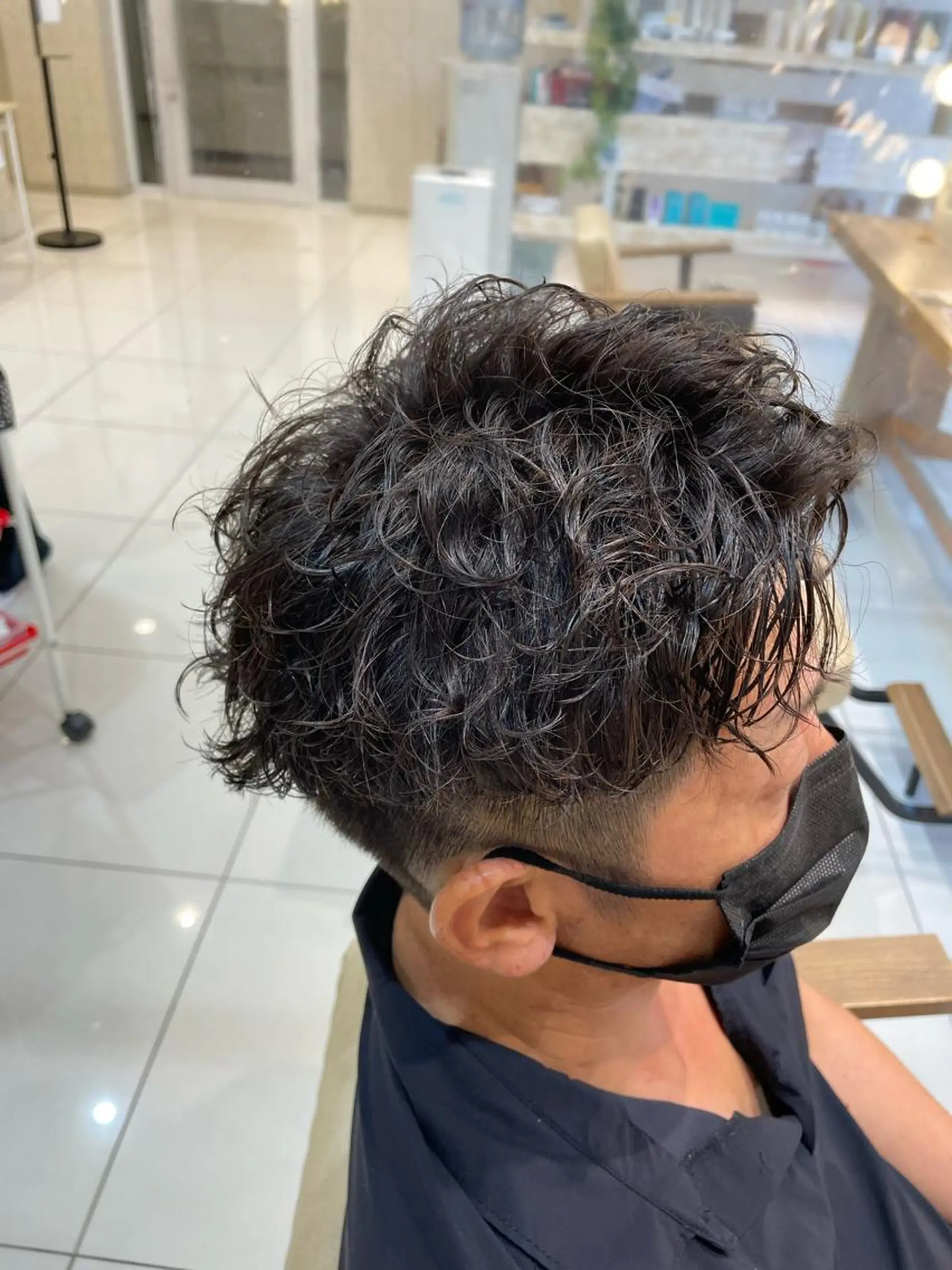 ミディアム パーマ メンズ ミディアムパーマ メンズブリーチ メンズパーマ ツイストスパイラルパーマ くせ毛 本厚木｜縮毛矯正/ 酸性スト専門サロンのヘアスタイル