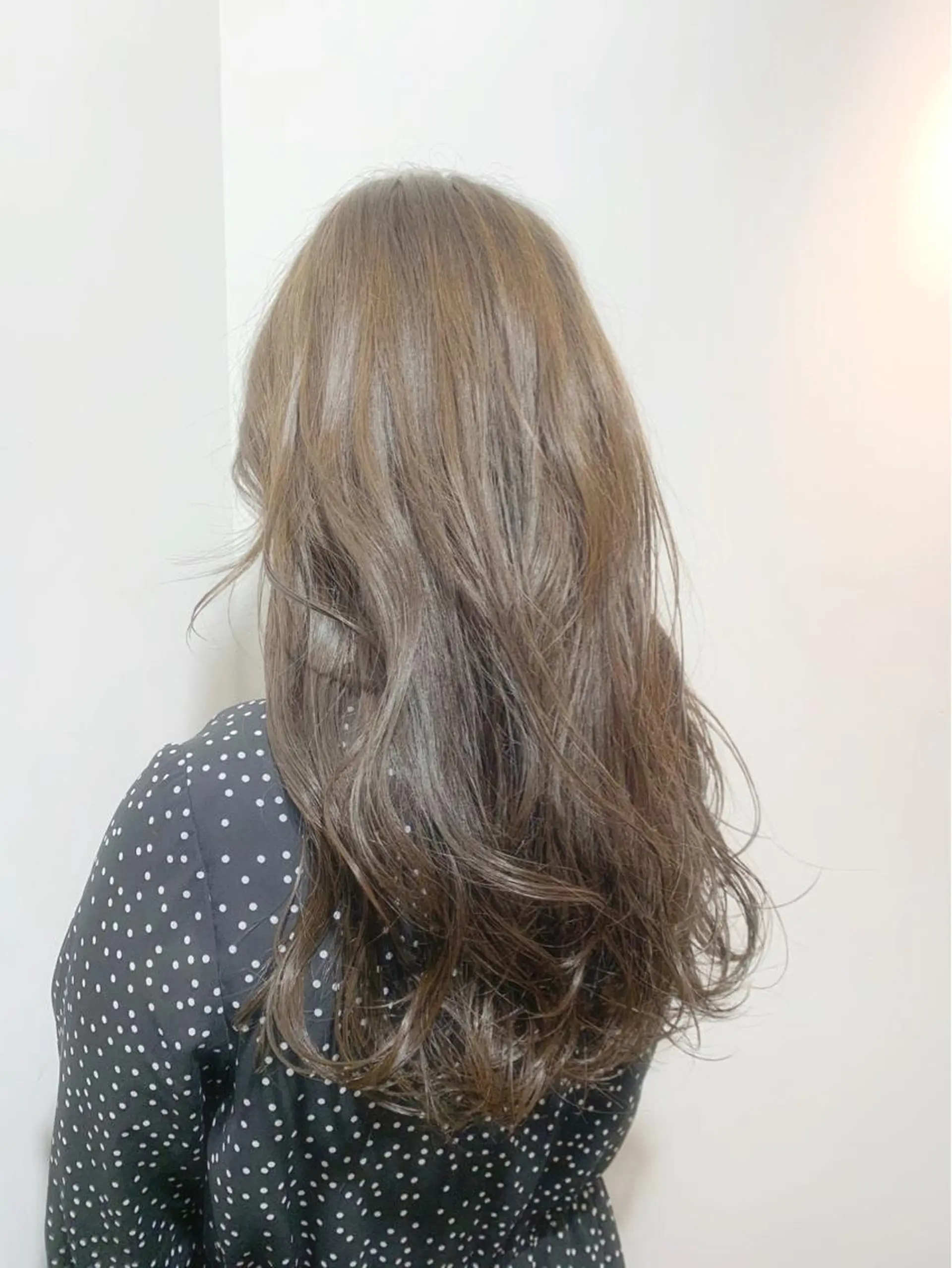 ロング カラー アディクシーカラー ベージュカラー 黒髪 ブリーチ ブルーカラー ヘアカラー トリートメント 藤澤 夏実/インナーカラーのヘアスタイル