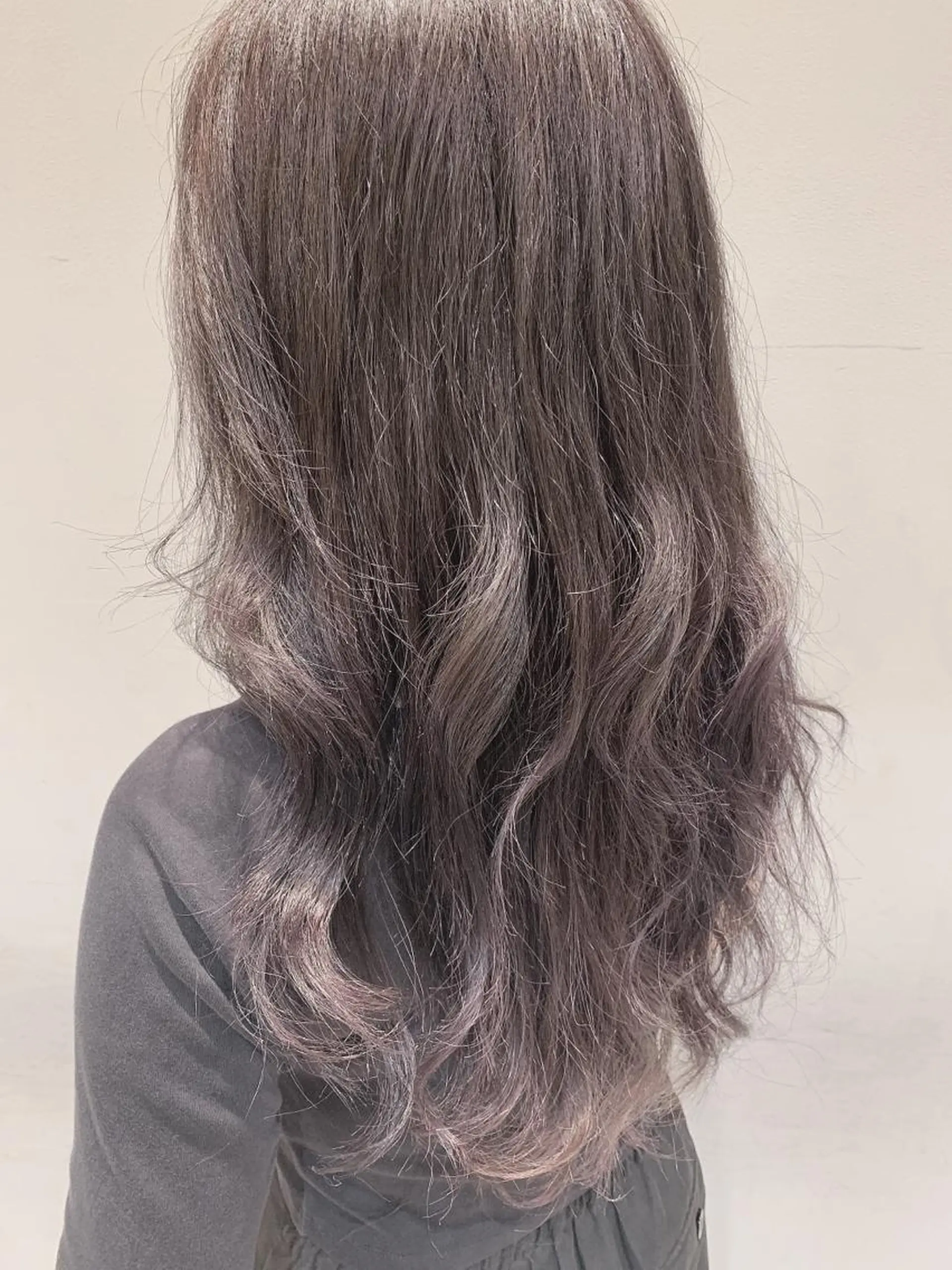 ロング カラー アッシュ ブリーチ ハイライトカラー ラベンダーカラー ラベンダーアッシュ ヘアカラー トリートメント 🦖鶴岡香純🦖 産休中のヘアスタイル