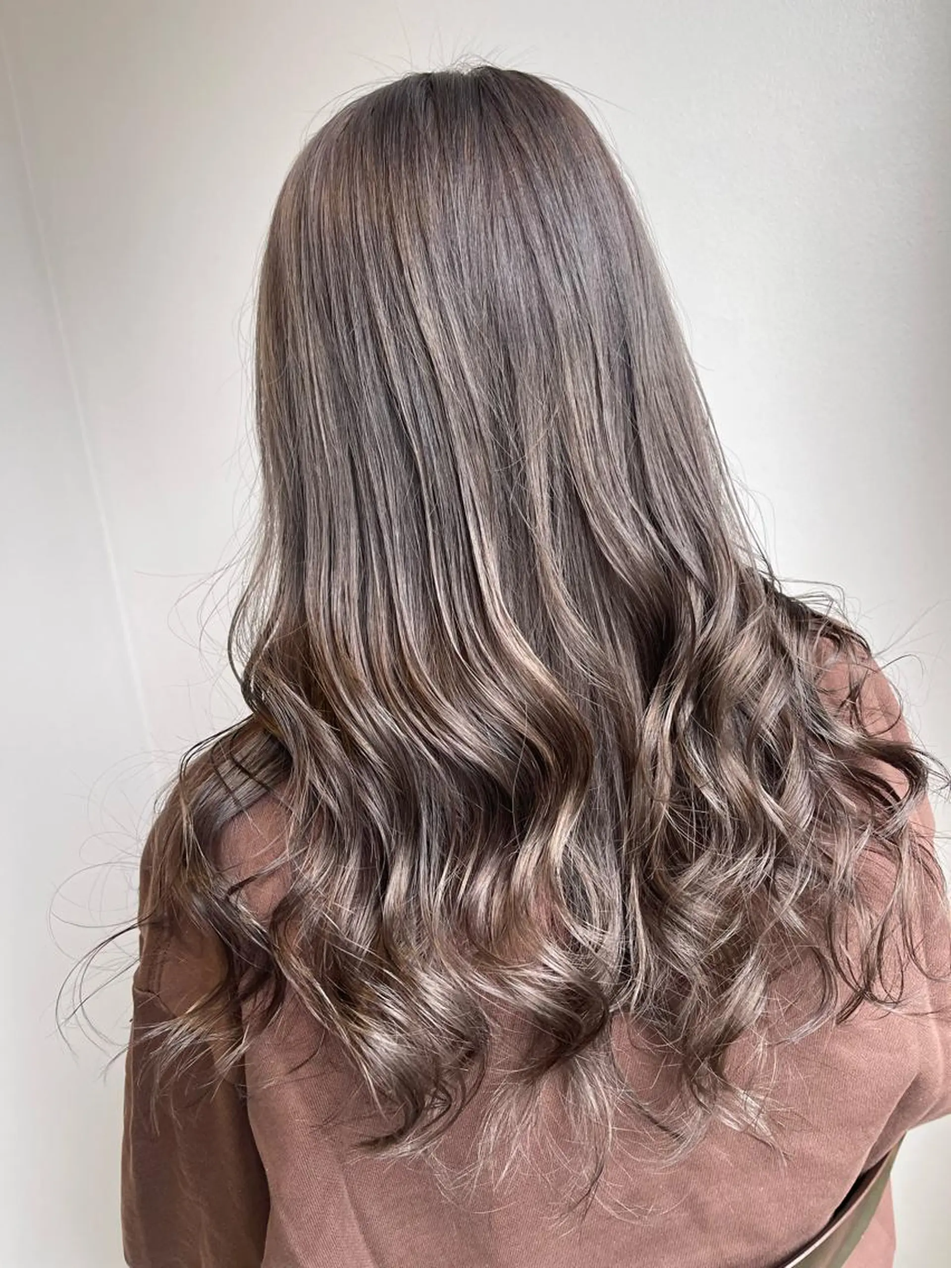 ロング カラー ブリーチ グレージュ ヘアカラー トリートメント &SONS所属・&SONS 小林亨のヘアスタイル