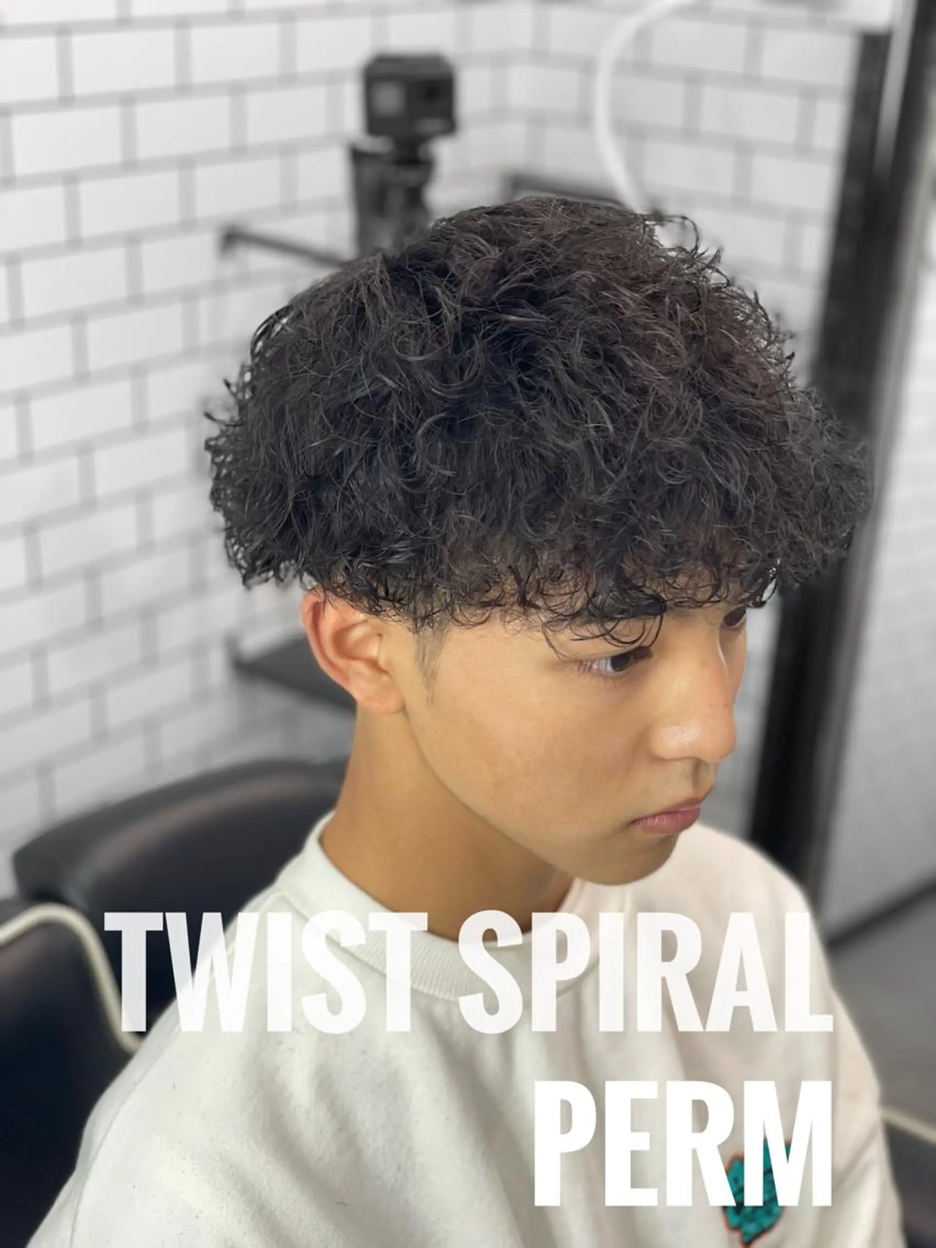 ミディアム パーマ メンズ ミディアムパーマ アップバング メンズブリーチ センターパート フェードカット TOP by threenine所属・🔥メンズ特化🔥 谷口力哉のヘアスタイル