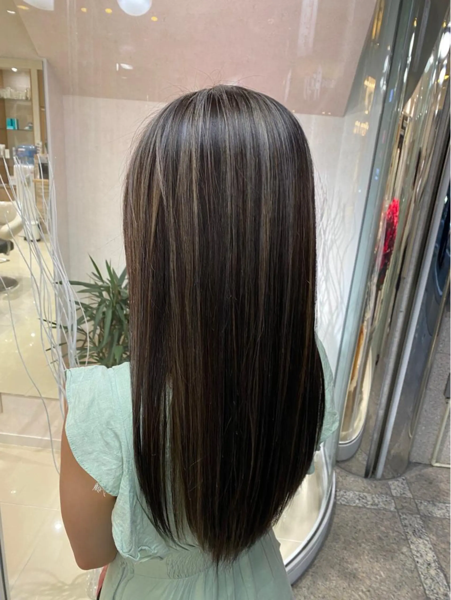 ロング 白髪ぼかしハイライト めさきすずなのヘアスタイル