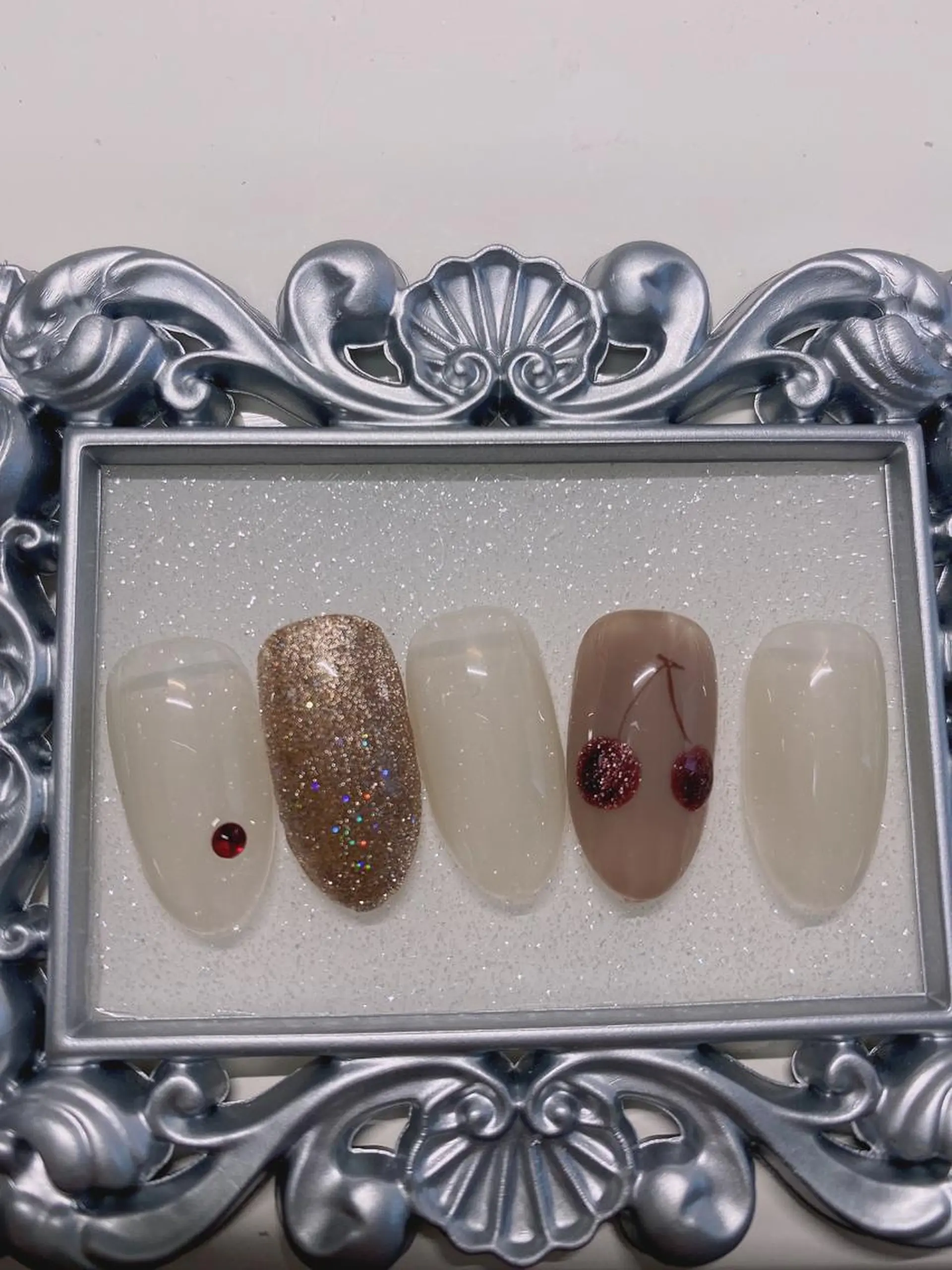 ネイル シンプルネイル ストーンネイル Jasmine nailsalon所属・ジャスミン ネイルサロンのネイルデザイン