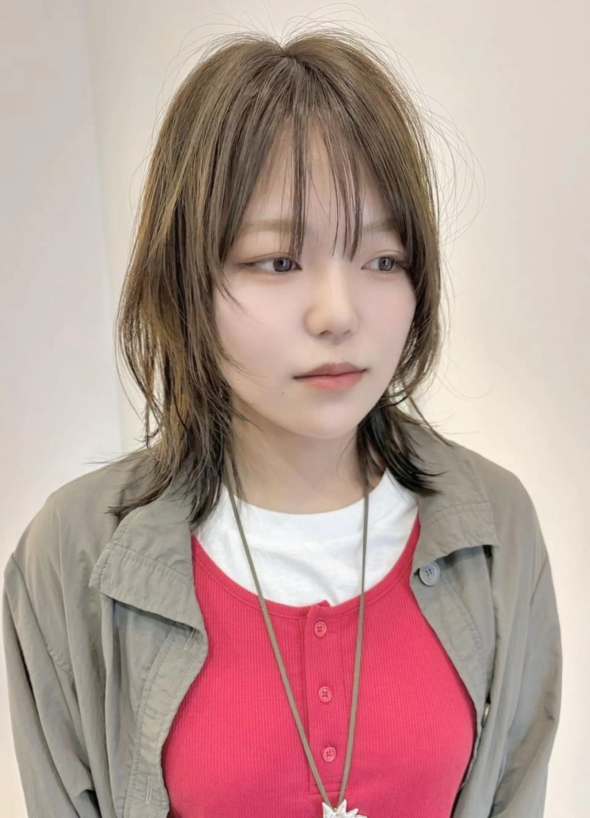 ミディアム カラー レイヤーカット ウルフカット ウルフレイヤー カット ヘアカラー 藤野 けいごのヘアスタイル