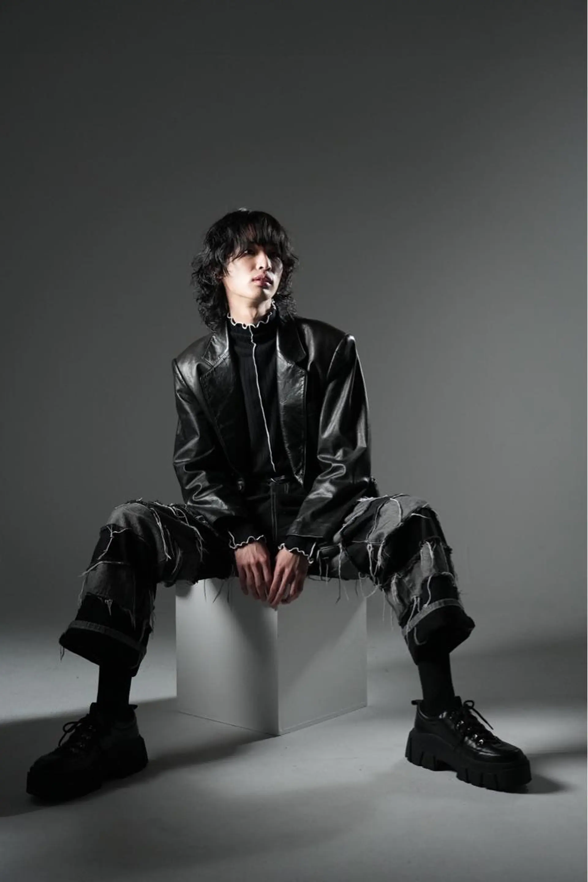 セミロング パーマ メンズ メンズブリーチ ビジネス センターパート フェードカット カルマパーマ メンズサロン【owl 心斎橋】難波/アメ村のヘアスタイル