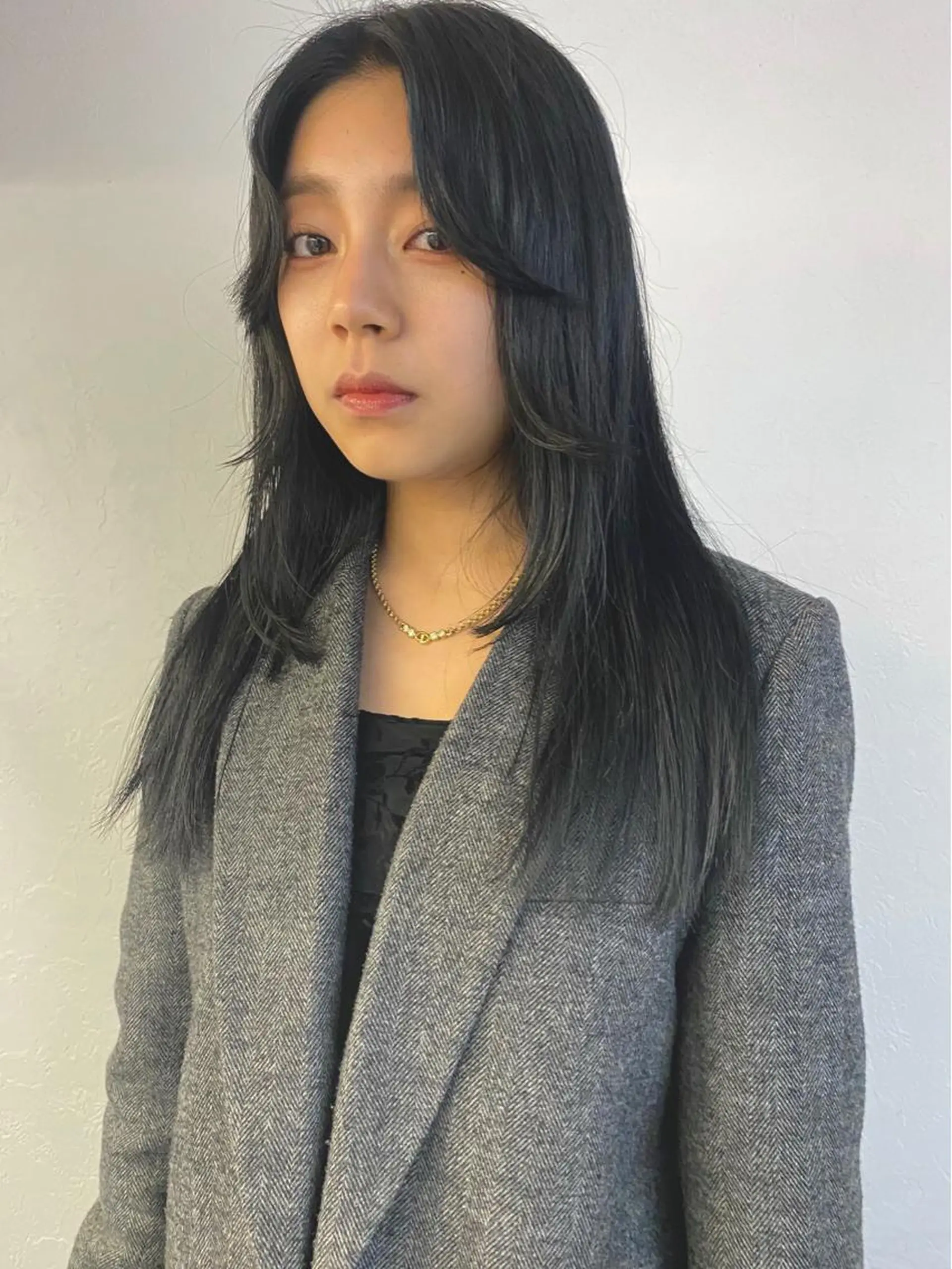 ミディアム カラー 黒髪 ブルーカラー ブルーブラック 外ハネヘア 森貴裕/ベージュ/ パーマ/オリーブのヘアスタイル