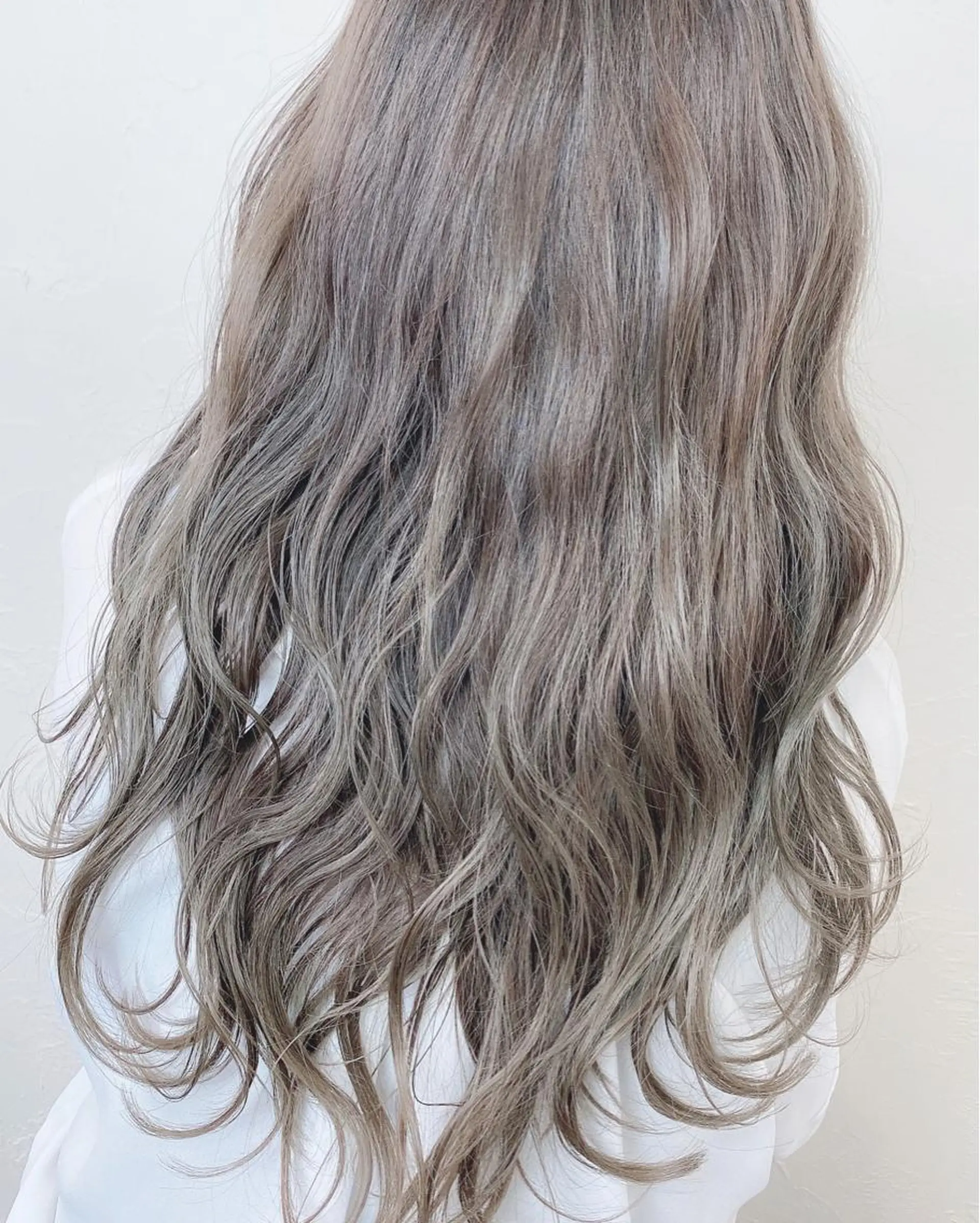 セミロング カラー ベージュカラー 透明感カラー デザインカラー ハイライトカラー ハイトーンカラー 西山 雄基のヘアスタイル