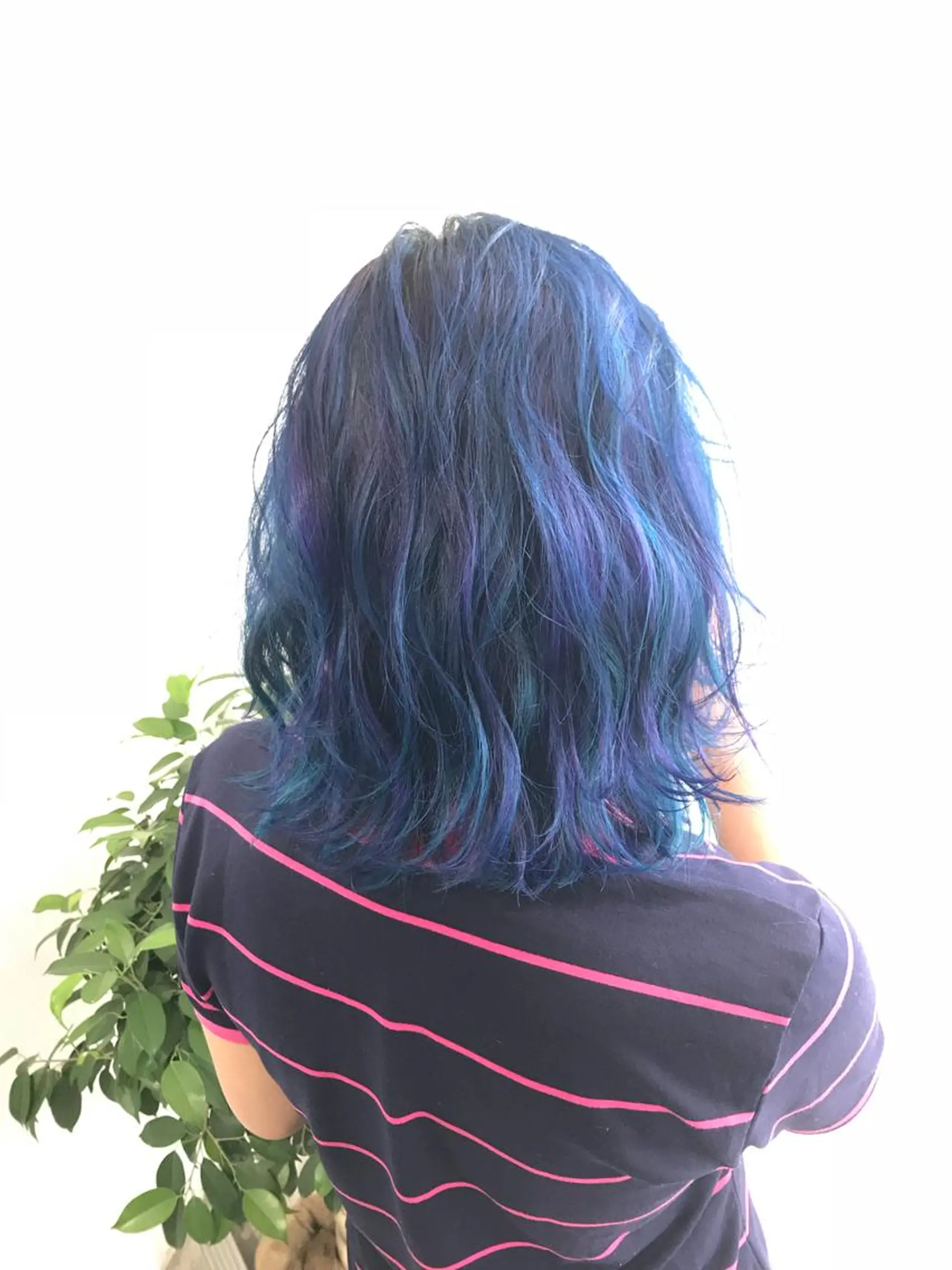 ミディアム パープルカラー FÜRSTIN所属・西村髪質改善 ブリーチ縮毛矯正のヘアスタイル