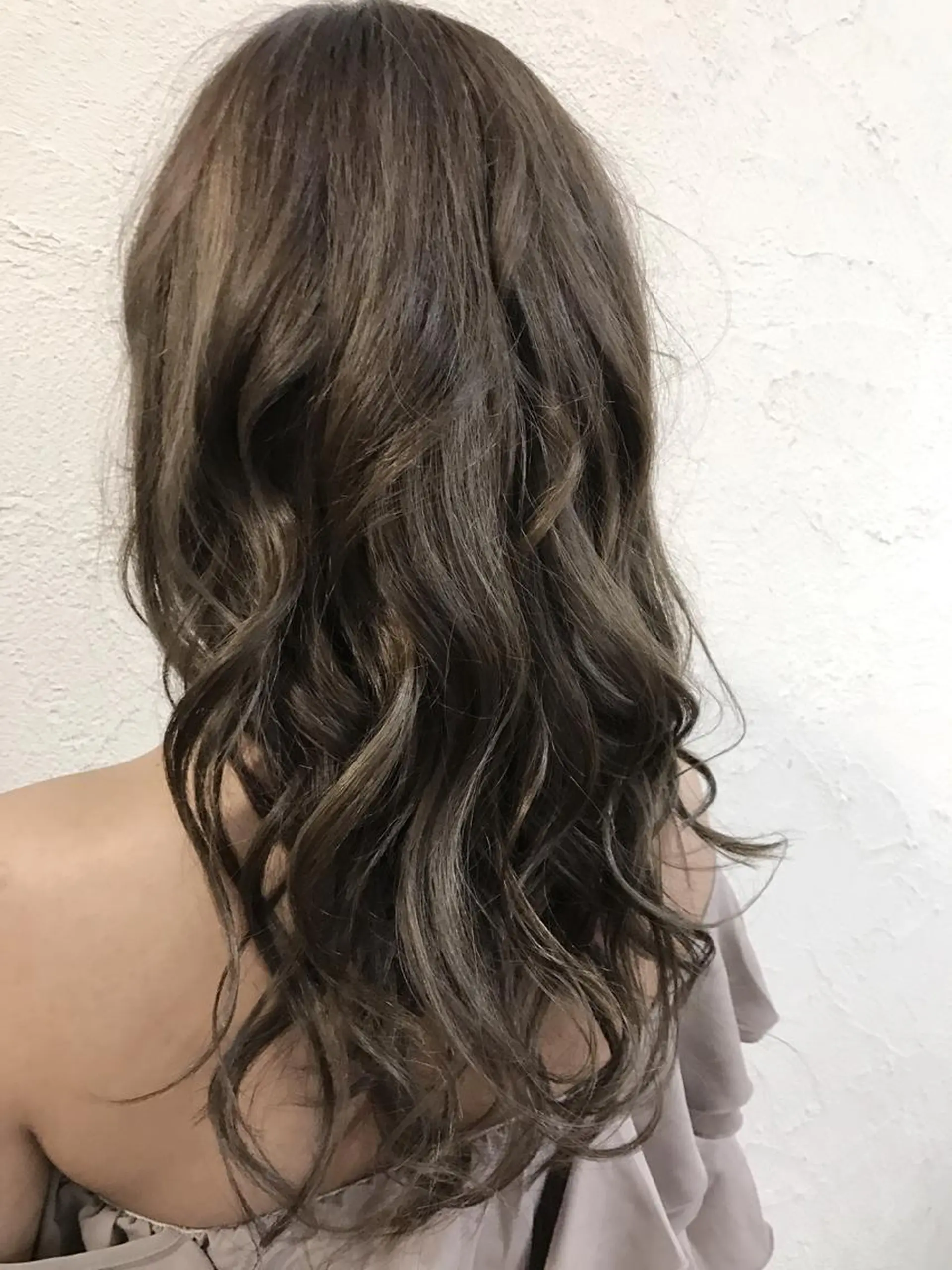 ロング カラー ベージュカラー ハイライトカラー シルバー シルバーベージュ ハイライト カット ヘアカラー Blue hair lau所属・中川 仁のヘアスタイル