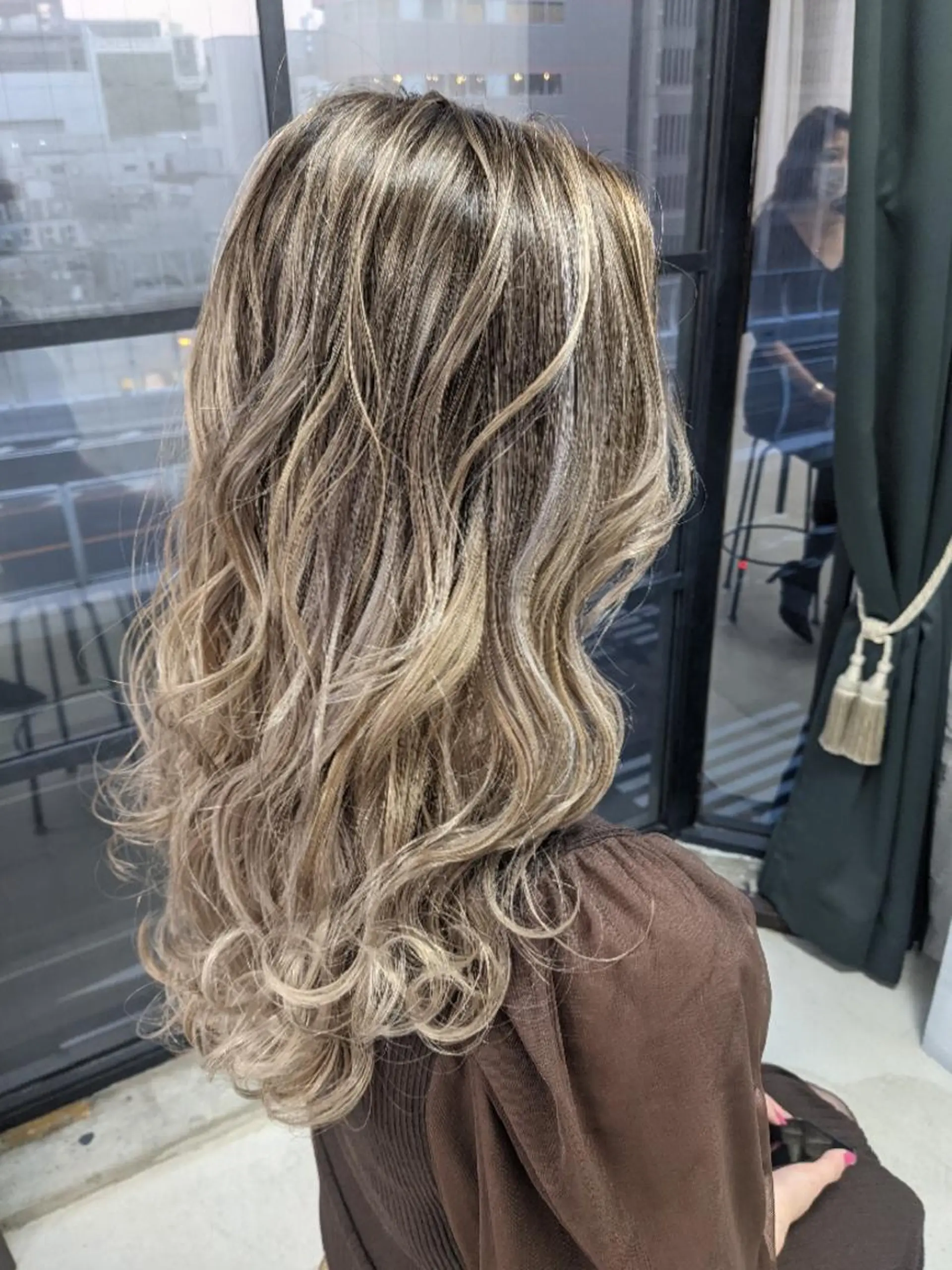ロング カラー ヘアアレンジ バレイヤージュ レイヤーカット カット ヘアカラー トリートメント nameless髪質 改善ブリーチ心斎橋のヘアスタイル