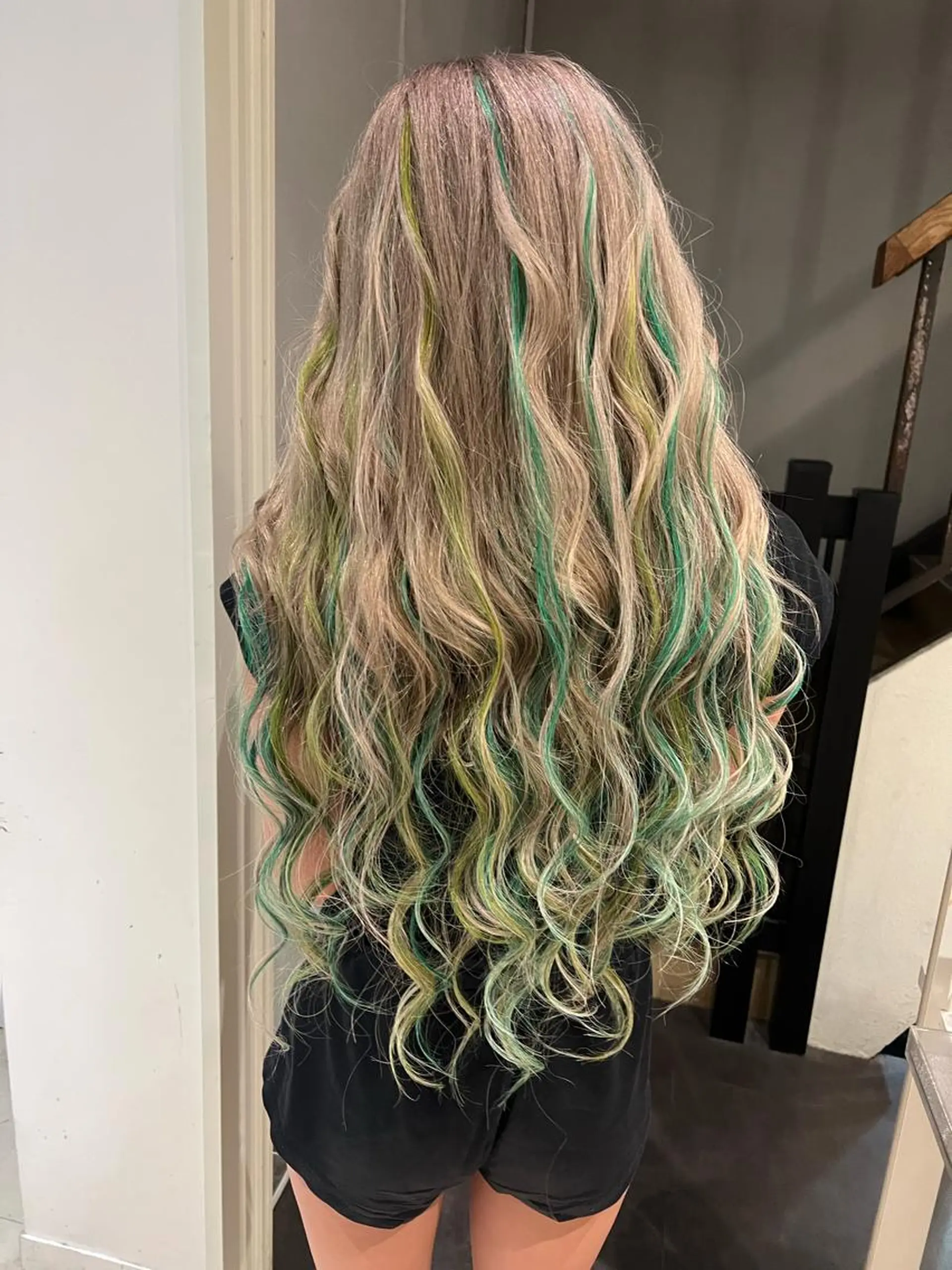 セミロング カラー ヘアアレンジ 🔥ハイトーンカラー ギャルNAOKI🔥のヘアスタイル