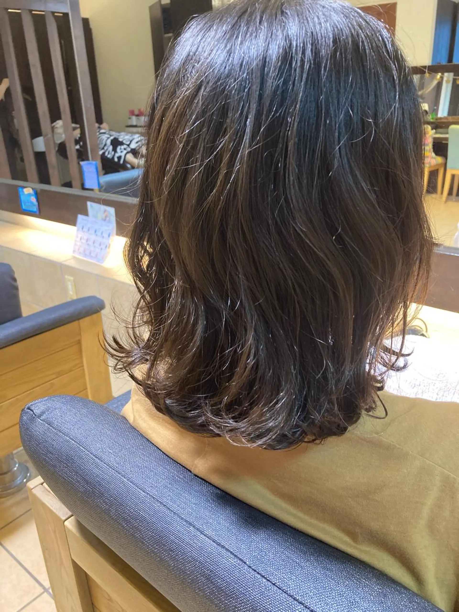 ミディアム 奥谷 美代子のヘアスタイル