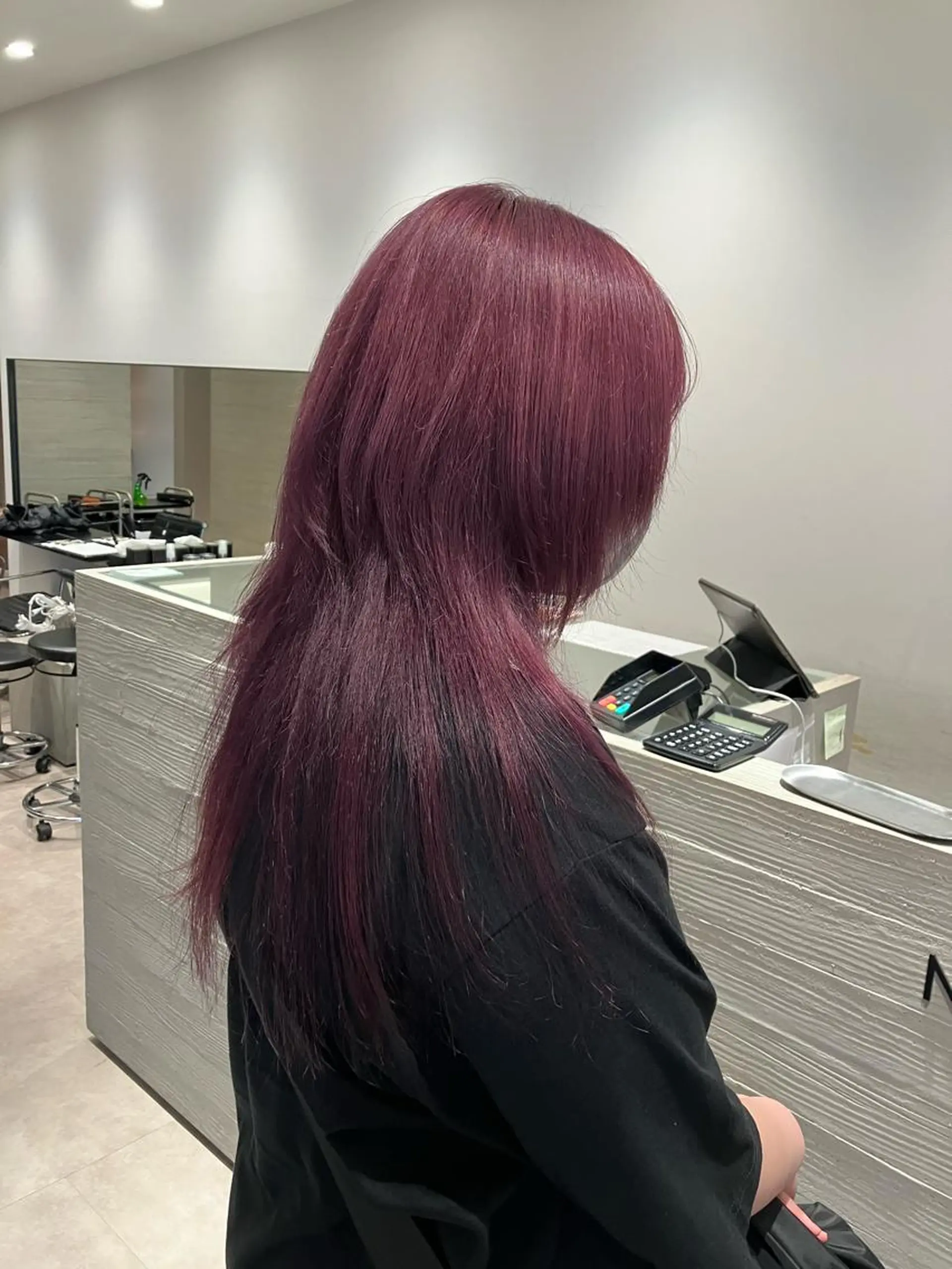 ロング カラー ピンクカラー ピンクパープル パープルカラー ハイレイヤー レイヤーカット サキ🤍ハイトーン 🩰くびれ巻きヘアのヘアスタイル