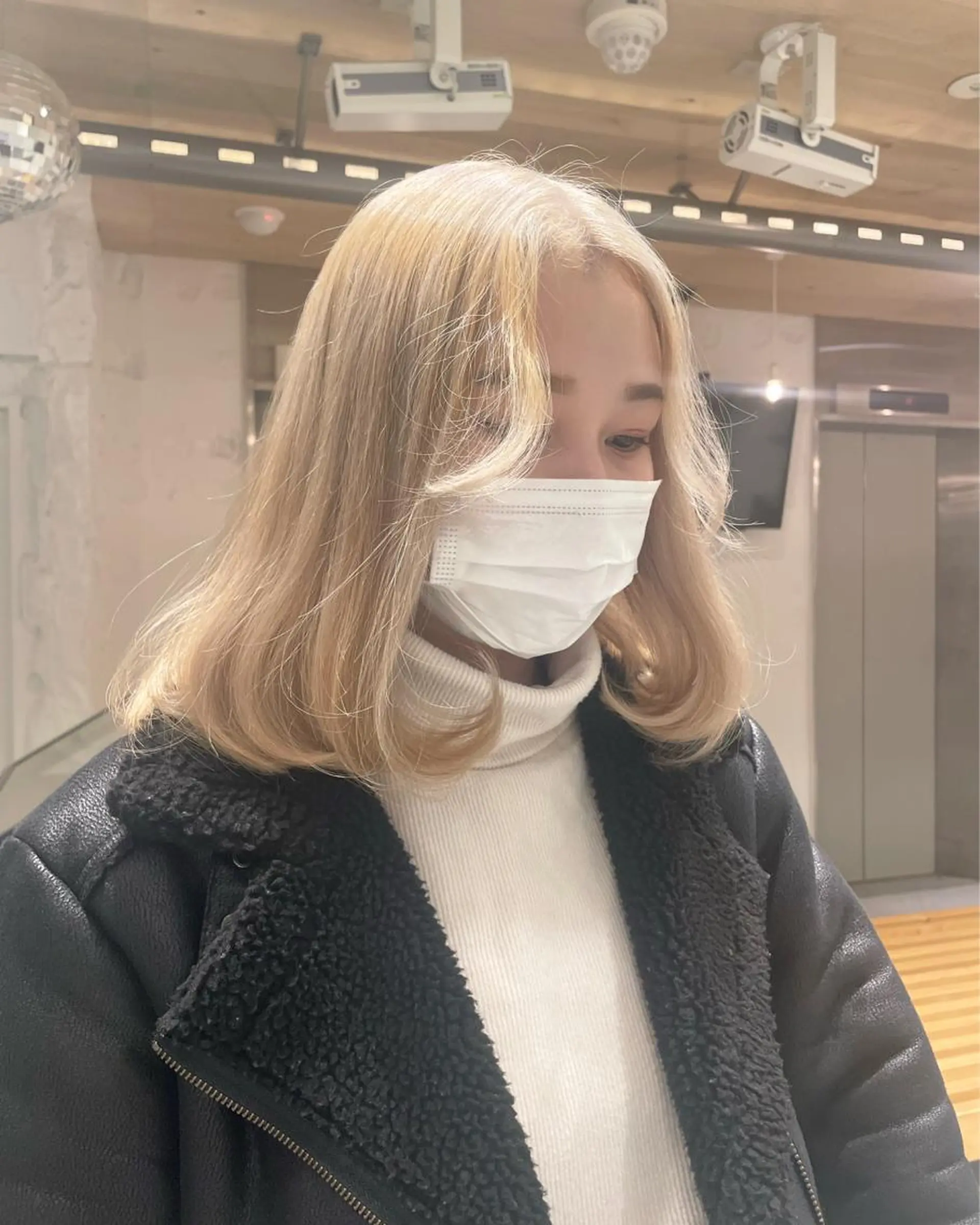 セミロング カラー 艶ハイトーン👑♡ NATSUKIのヘアスタイル