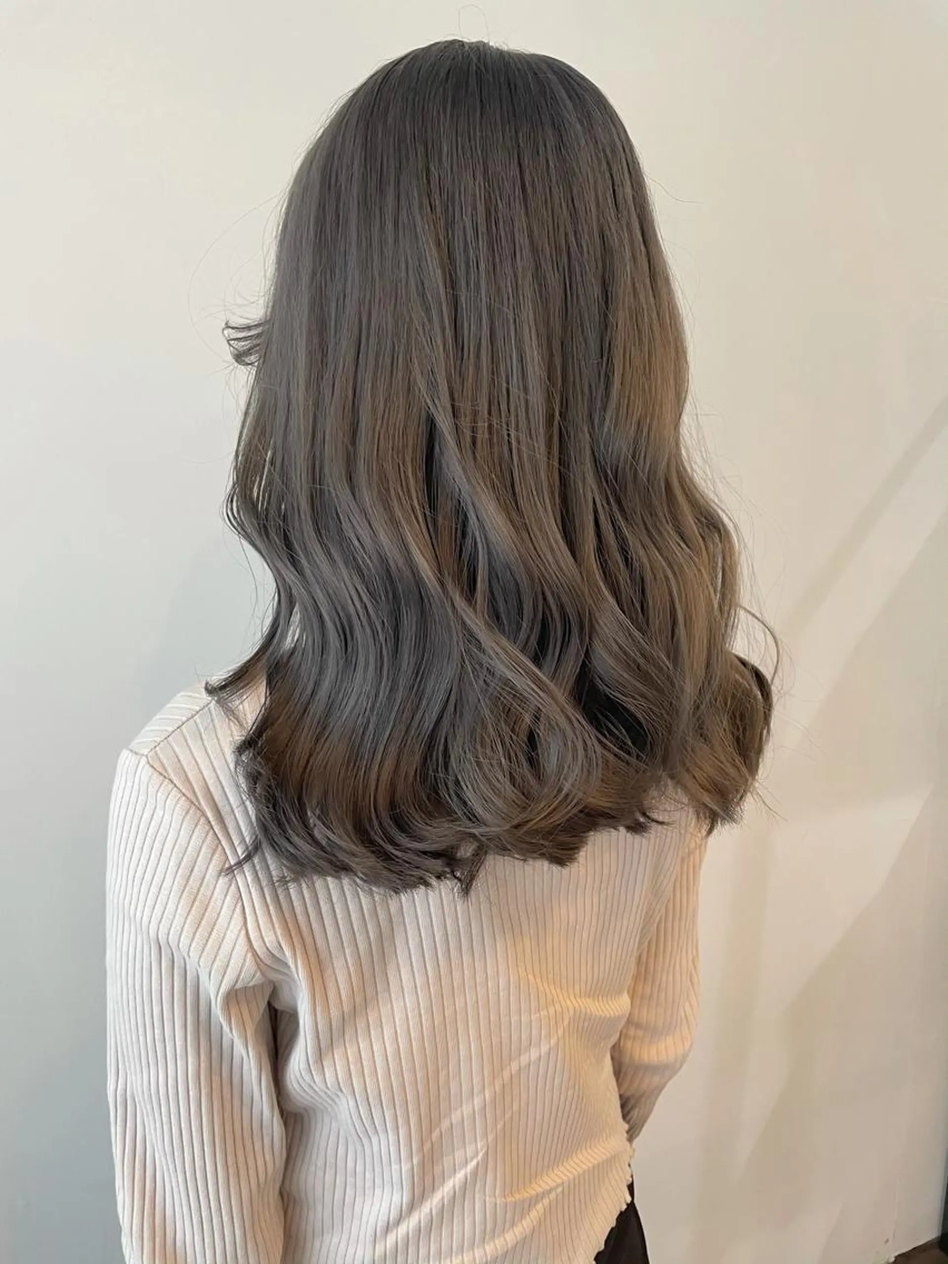 ミディアム カラー 安藤 佑衣のヘアスタイル