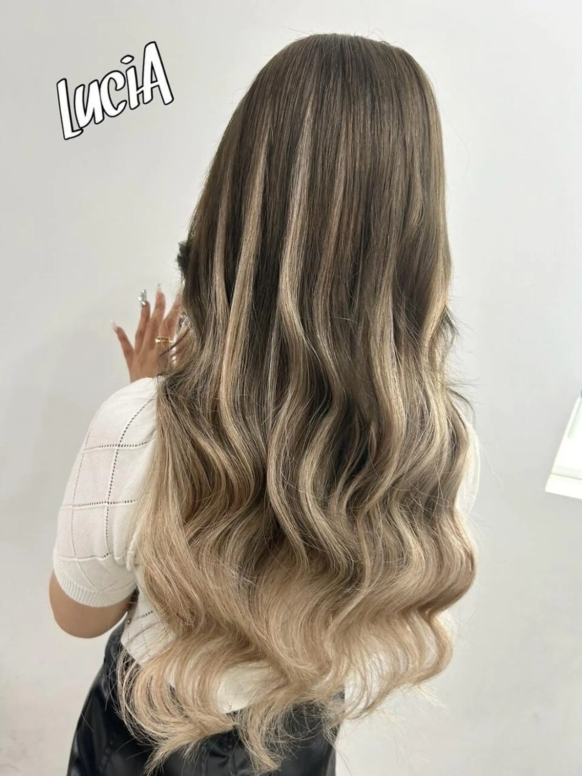 ロング ヘアアレンジ カラー シールエクステ 黒髪 ブリーチ デザインカラー ダブルカラー LuciAエクステ カラー3000セラのヘアスタイル