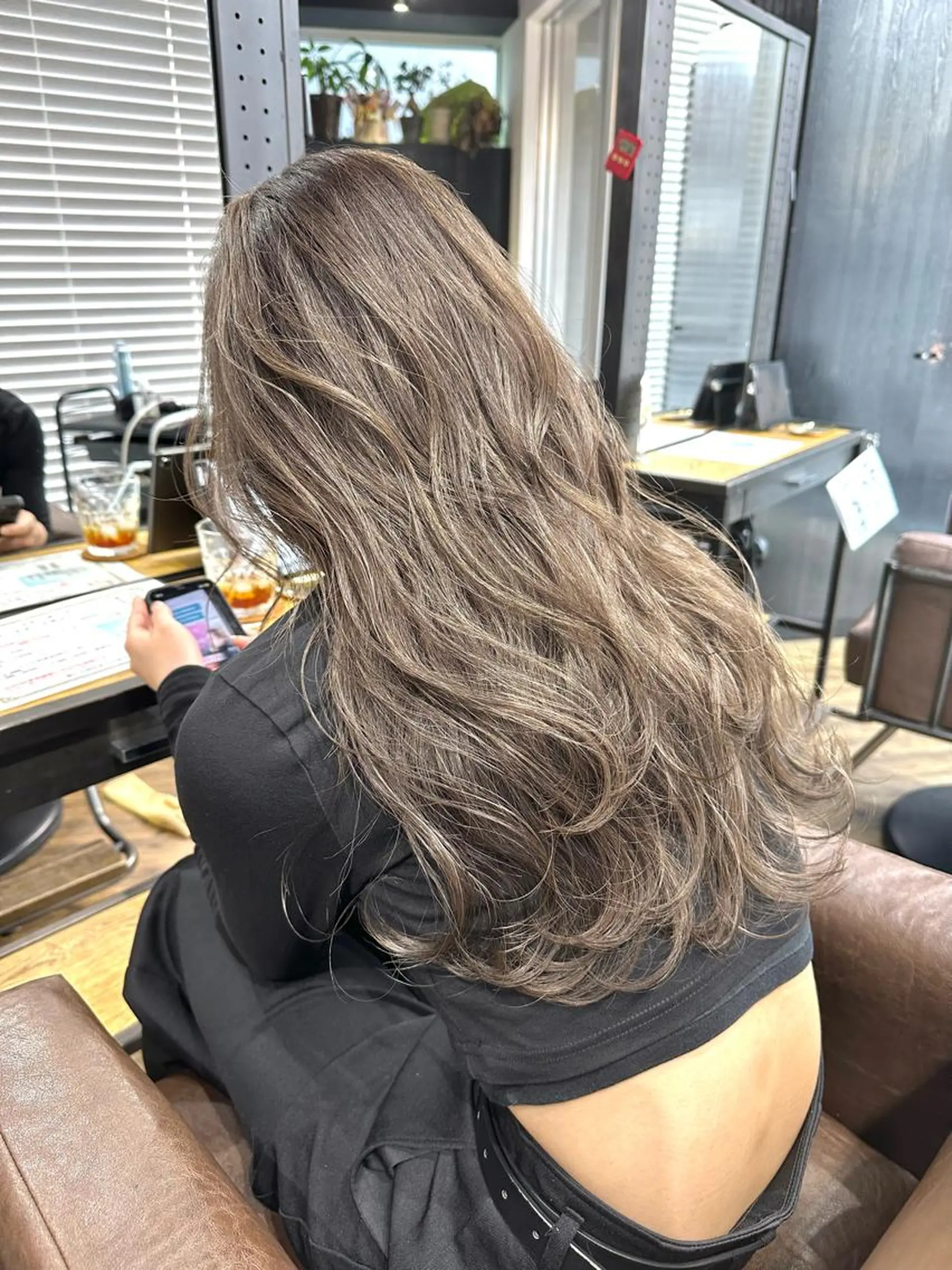 ミディアム カラー ベージュカラー グレージュ ラベンダーカラー ラベンダーグレージュ ラベンダーグレー ヘアカラー トリートメント ARCANAブリーチ レイヤーカット/原宿のヘアスタイル