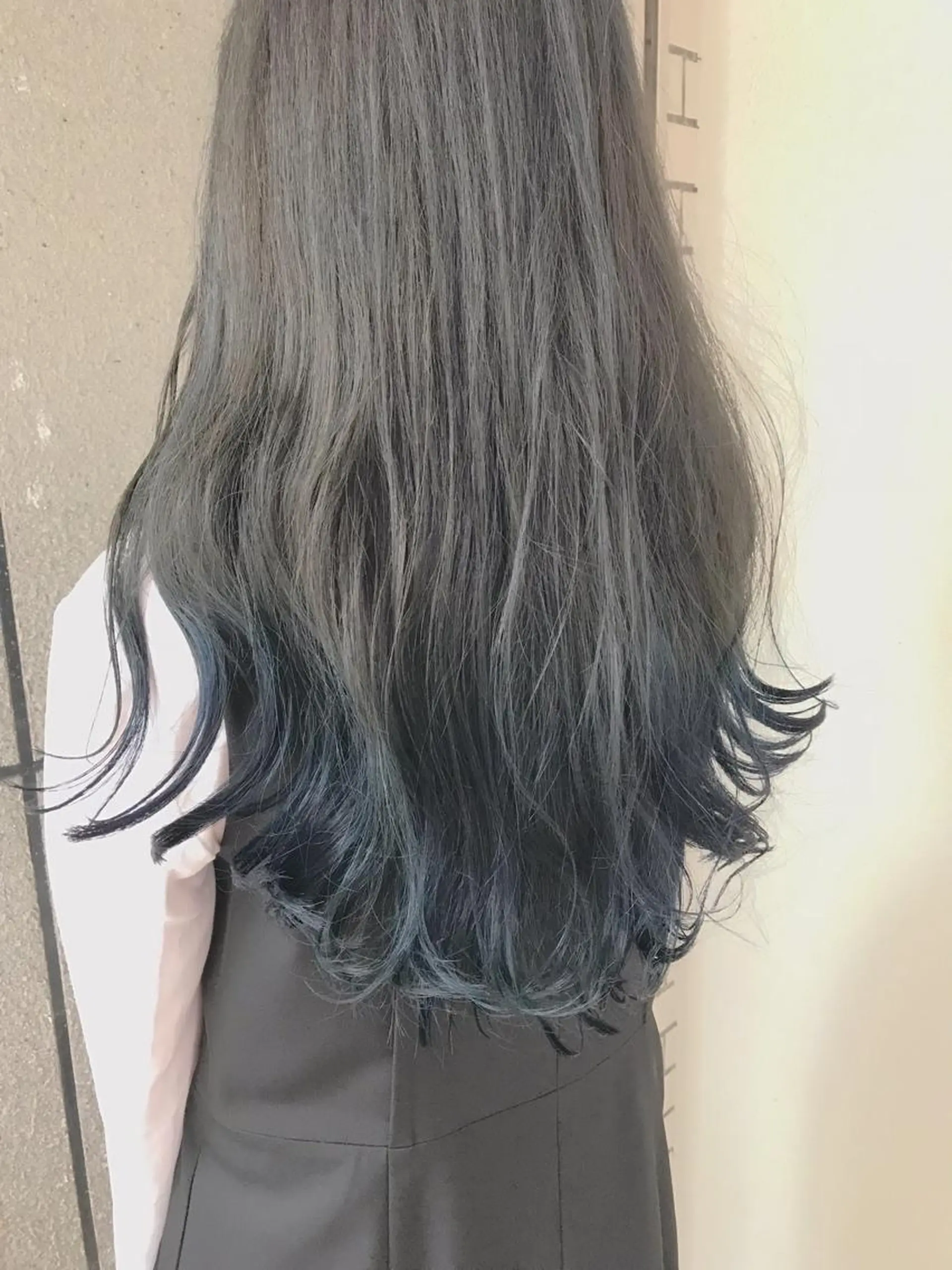 セミロング カラー アッシュ ブルーカラー ブルーアッシュ グラデーションカラー ハイライトカラー BOX mico.のヘアスタイル