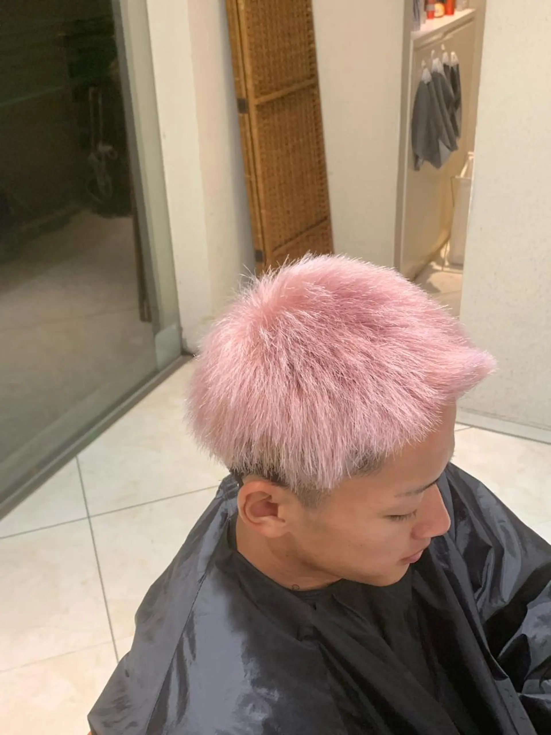 カラー メンズ メンズブリーチ メンズハイトーン ブリーチ ハイトーンカラー ピンクカラー LA.DONNAADDESSO所属・山中 翔平のヘアスタイル