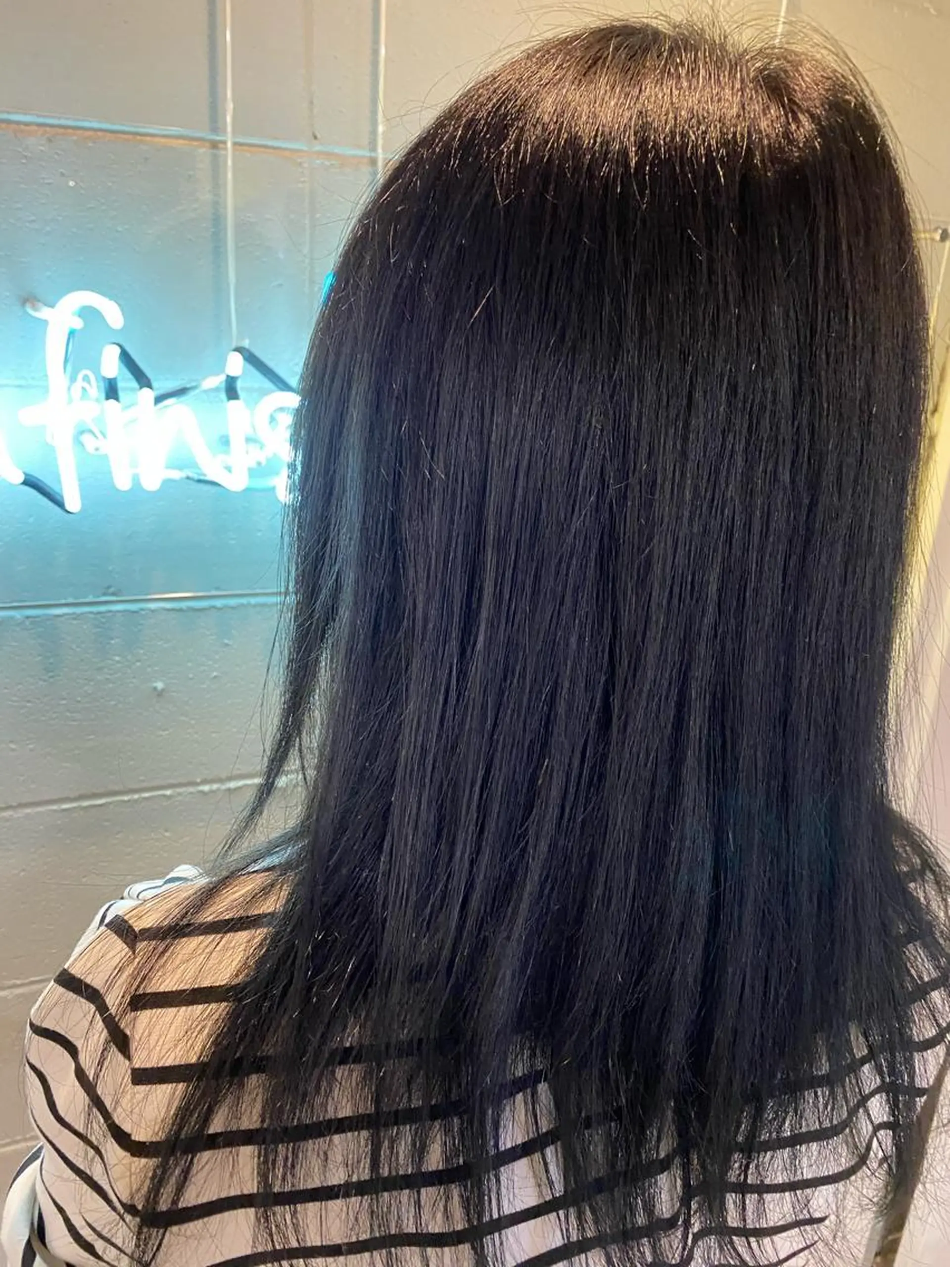 セミロング カラー 黒髪 ブルーカラー ブルーブラック 久米 治仁のヘアスタイル