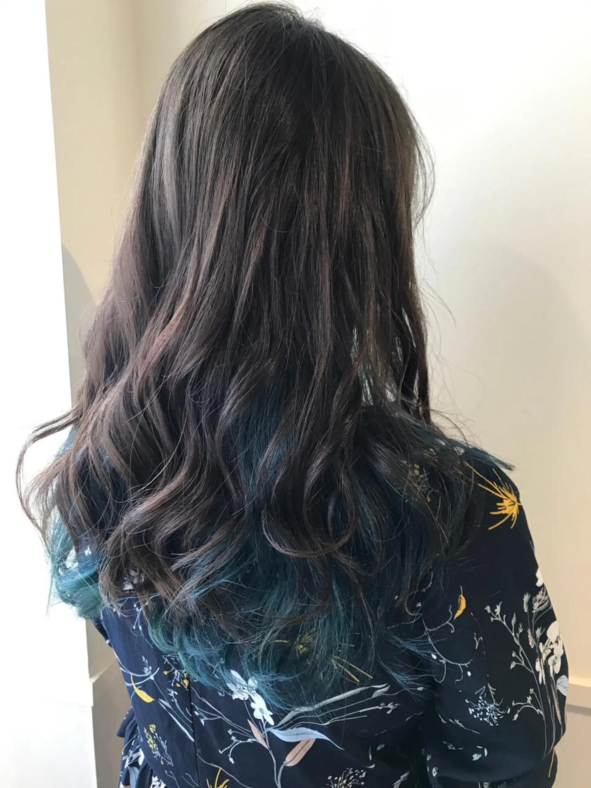 ロング カラー アッシュ ブリーチ ブルーカラー デザインカラー ヘアカラー ながやま まいのヘアスタイル