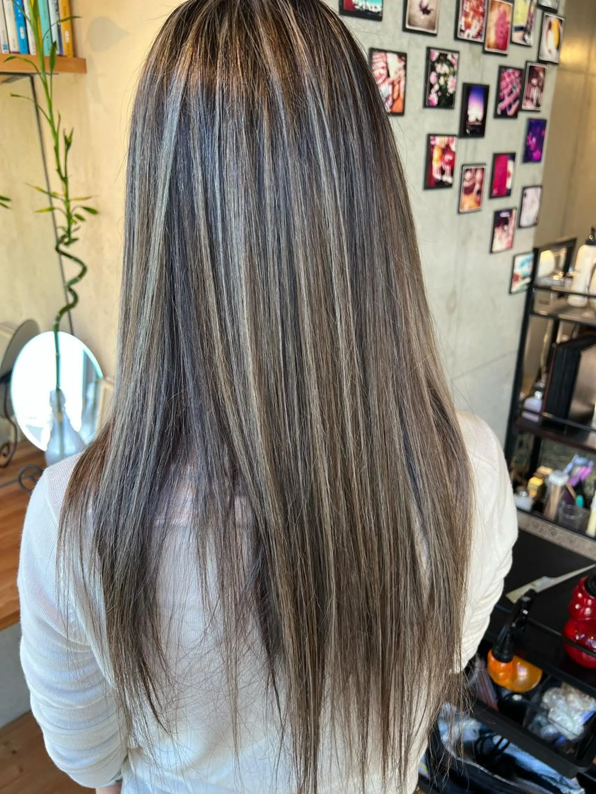 ロング カラー ブリーチ 透明感カラー イヤリングカラー グラデーションカラー グレージュ カット ヘアカラー BEACH　HAIR&NAIL所属・両国駅徒歩1分⭐️ アイロン仕上げのヘアスタイル