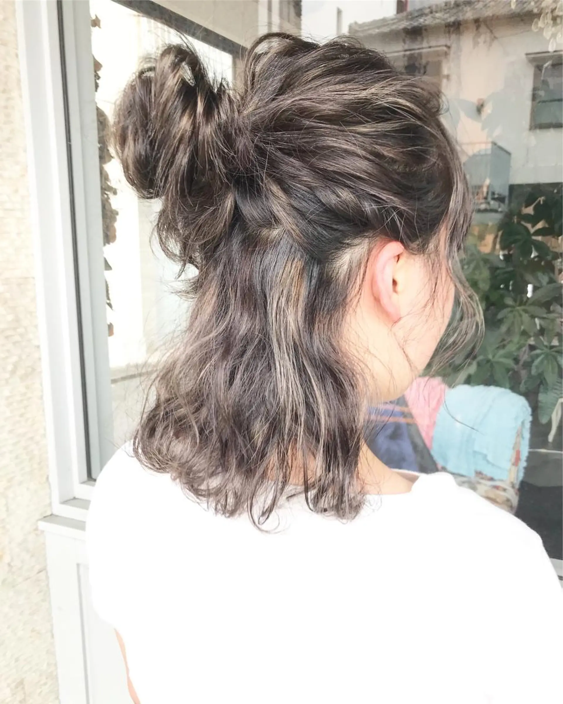 ミディアム カラー ヘアアレンジ お団子ヘア 切りっぱなしボブ バレイヤージュ ブリーチ グラデーションカラー Mariana/ 鶴原-ハイライトのヘアスタイル