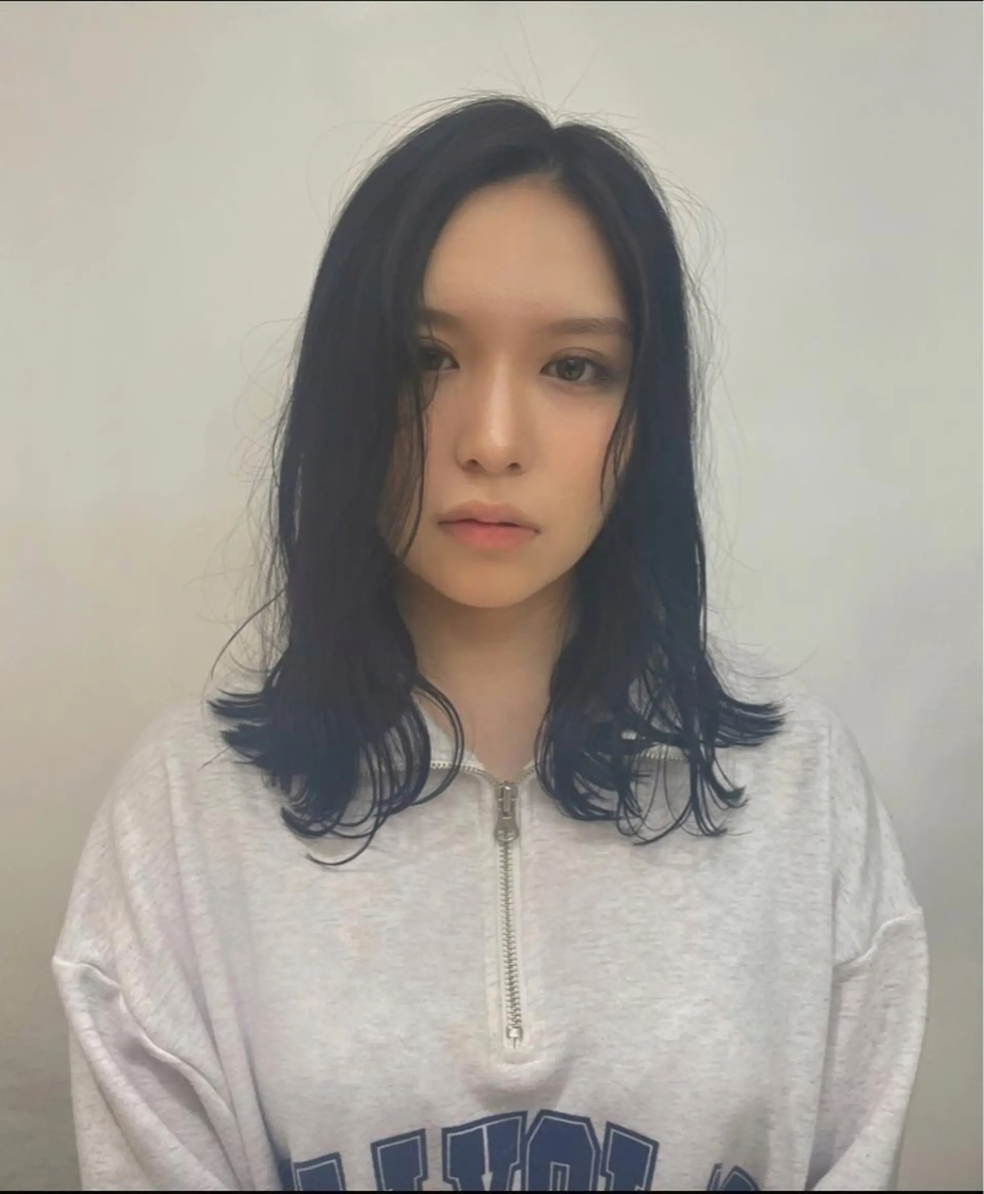 ミディアム カラー 黒髪 ブルーカラー ブルーブラック SALOWIN 神宮前５丁目店所属・メンズ/特殊ヘア パーマ🕷️小夏貴也のヘアスタイル