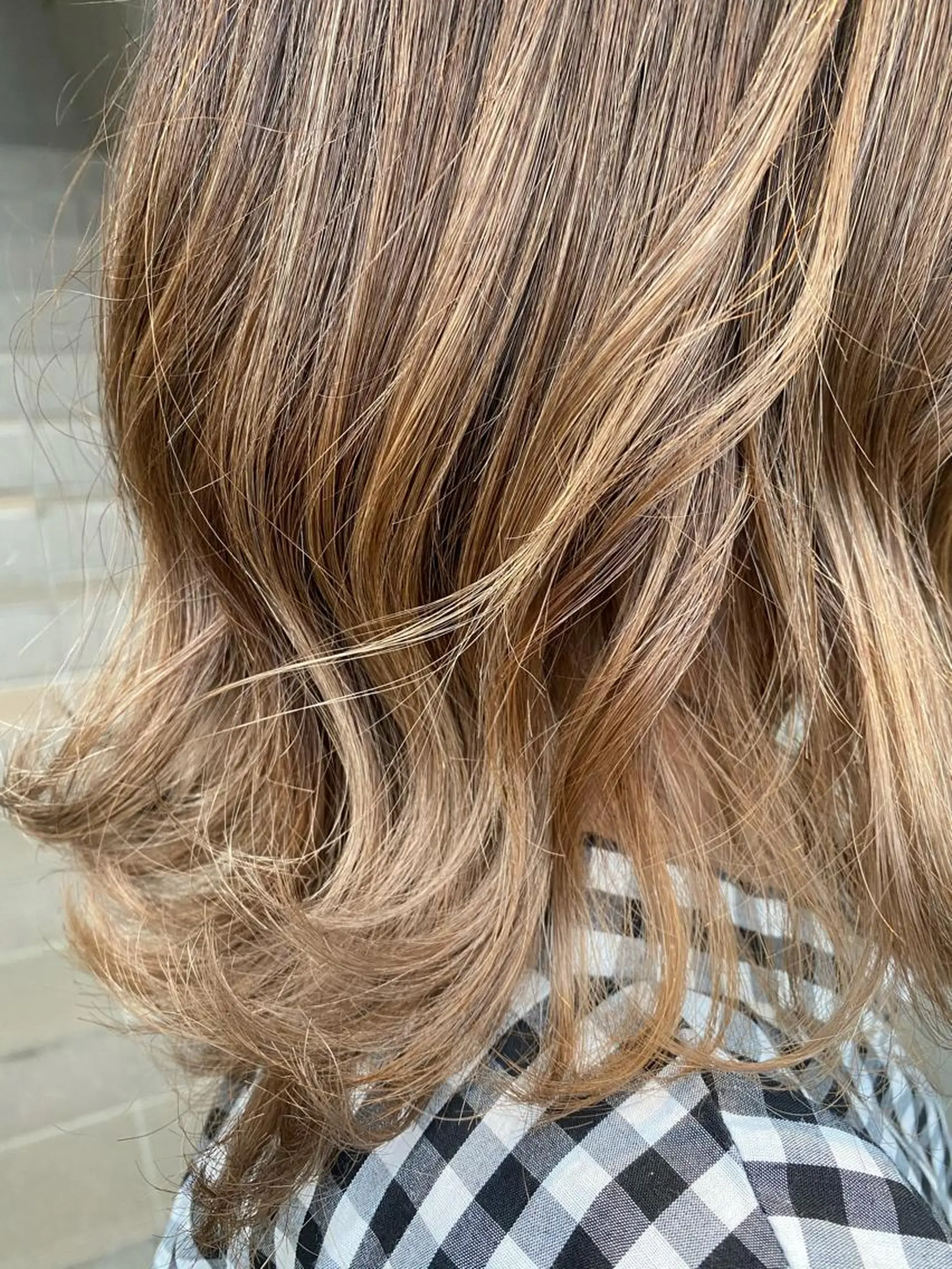 ミディアム カラー ベージュカラー ハイライトカラー ミルクティーベージュ ハイライト エクステ／インナー カラー 礒野朱里のヘアスタイル