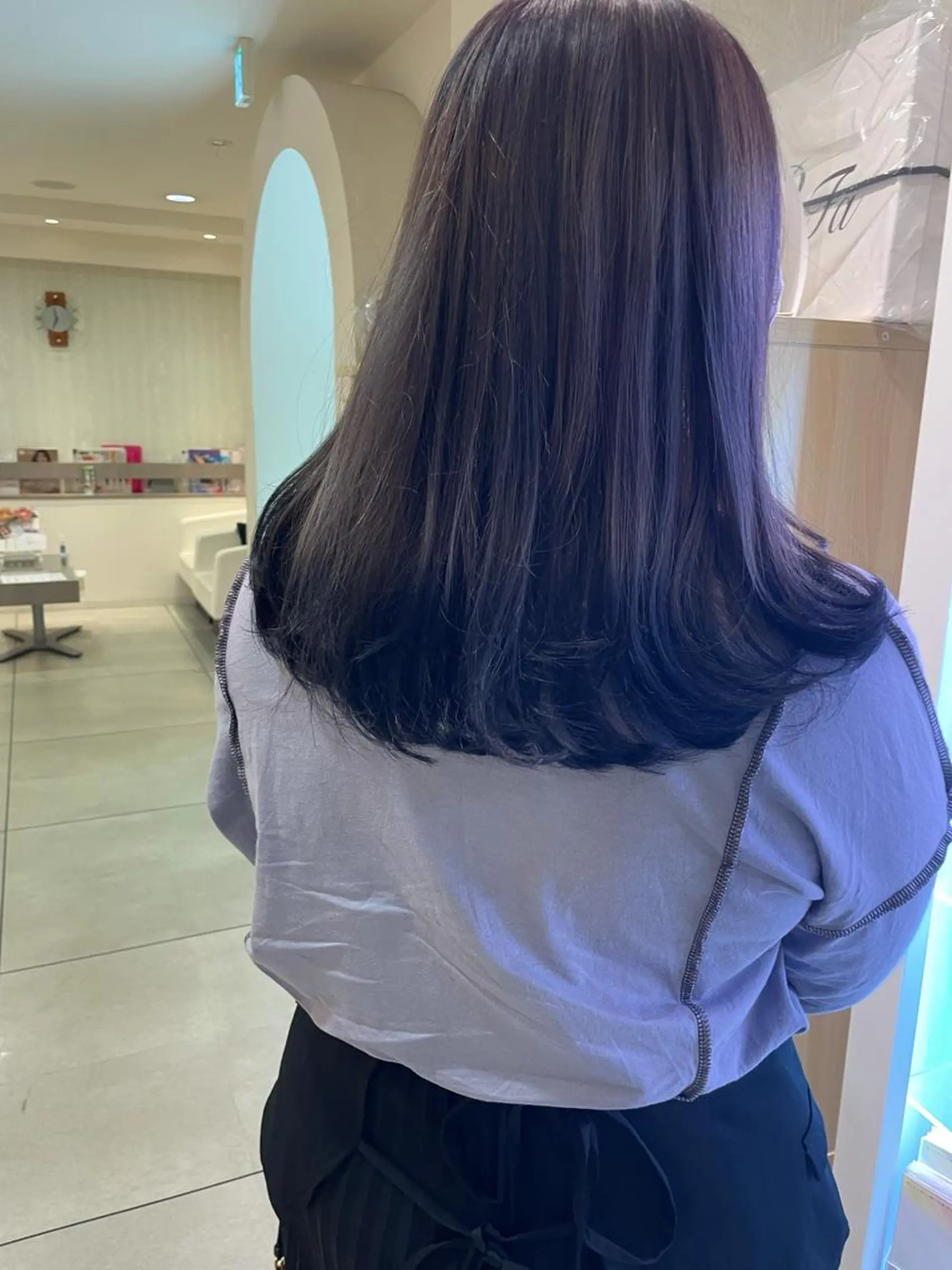 ロング カラー アッシュ グラデーションカラー ラベンダーカラー ラベンダーアッシュ カット ヘアカラー 松佐 ゆかりのヘアスタイル