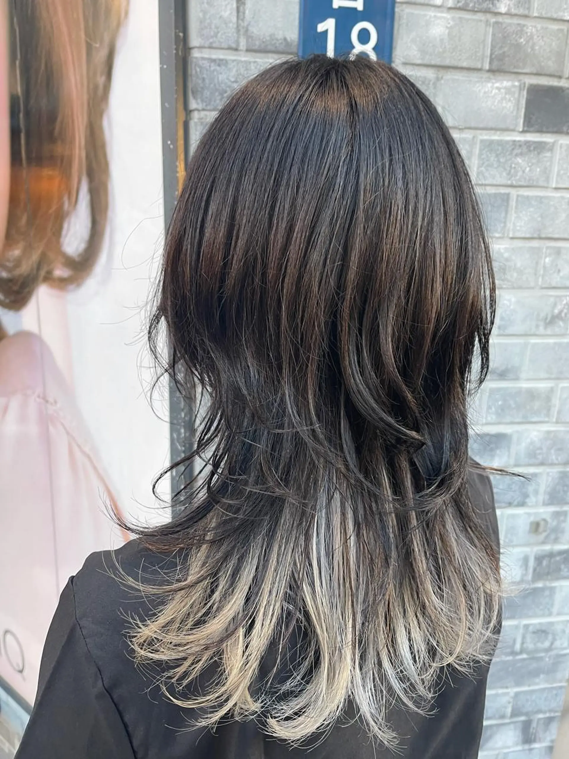 ミディアム カラー ブリーチ インナーカラー シルバー ☁Neolive .Ayana✂️のヘアスタイル