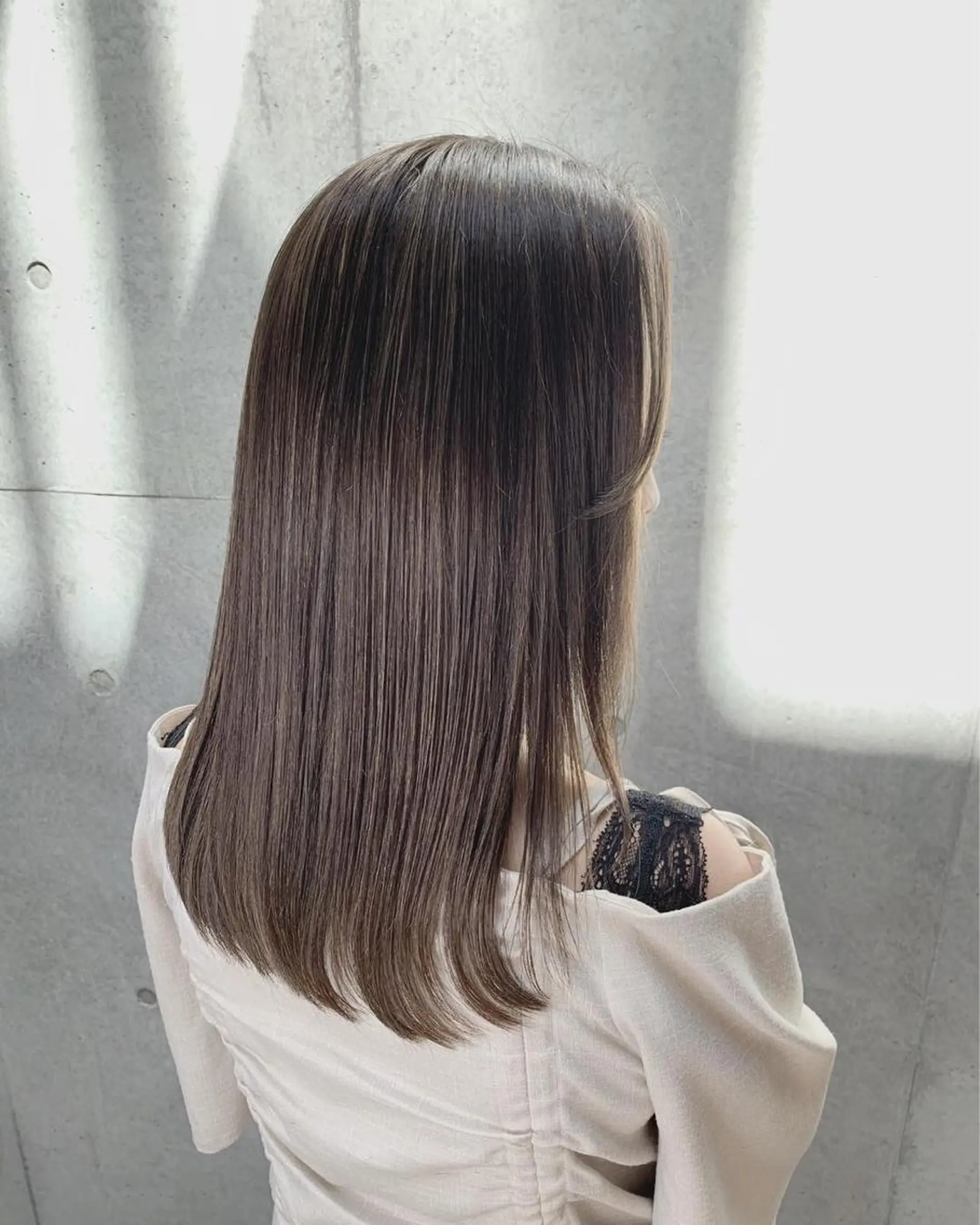 カラー バレイヤージュ ブリーチ デザインカラー ハイライトカラー インナーカラー ハリウッドブロウ LAID BACKの眉毛・アイブロウイメージ