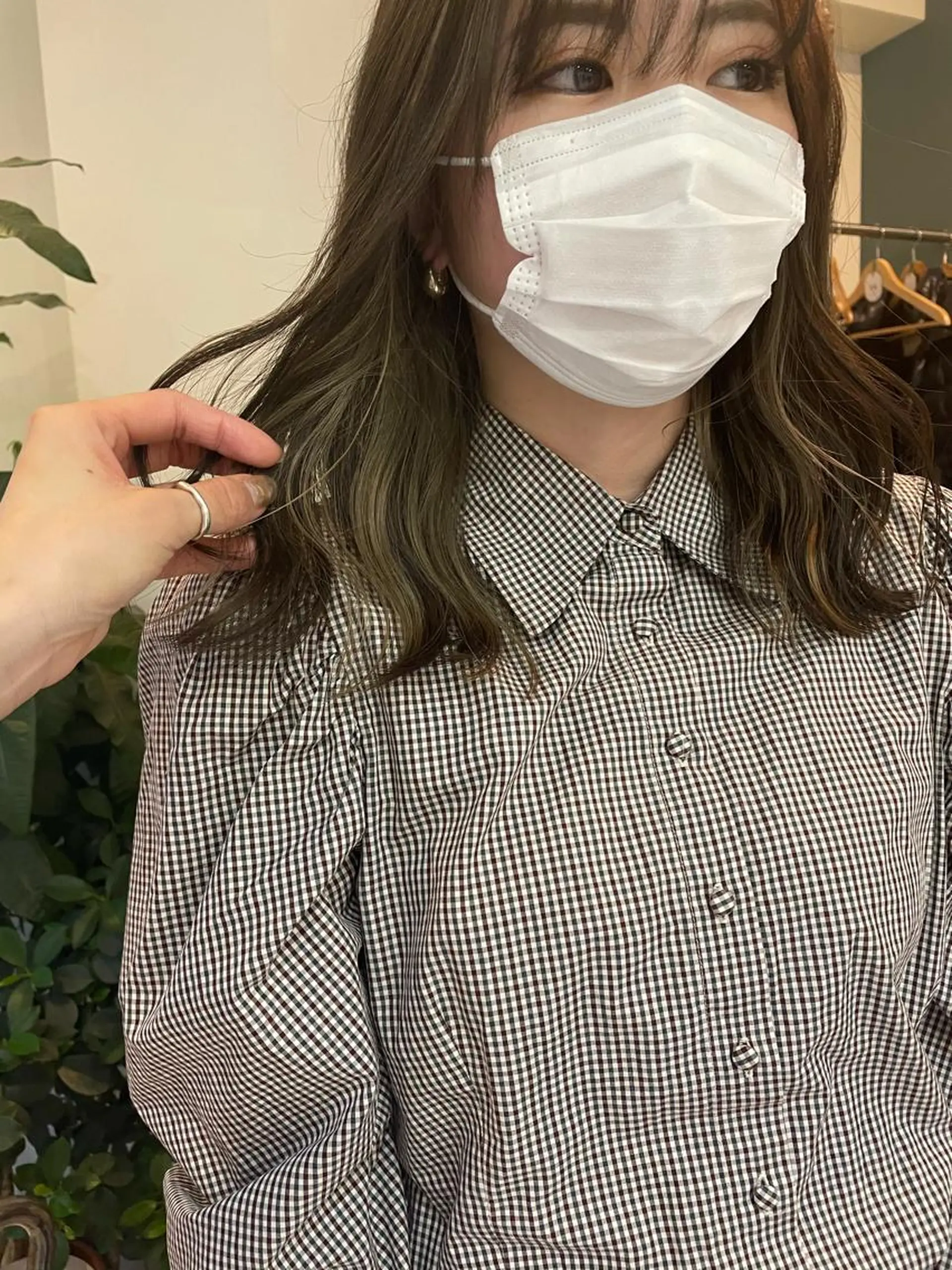 ミディアム カラー アッシュ 透明感カラー インナーカラー オリーブアッシュ シルバー ヘアカラー 中目黒🌼 🌼ハナのヘアスタイル