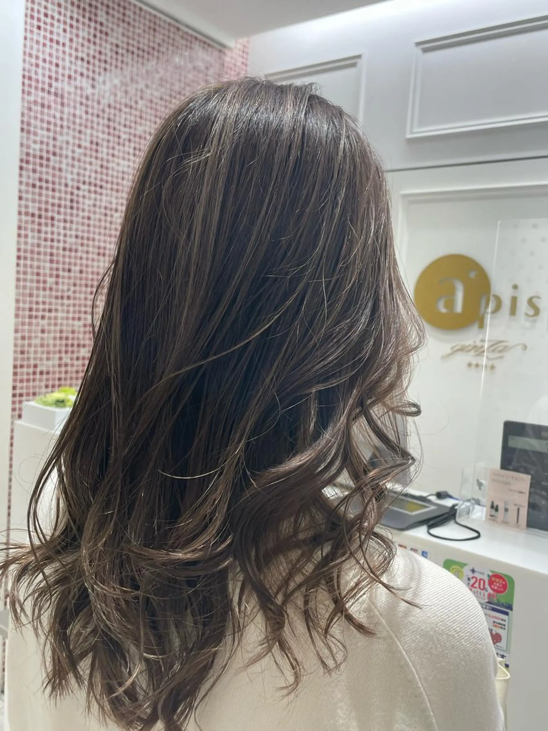 セミロング カラー 透明感カラー ハイライトカラー ハイライト コテ巻きパーマ 藤野佑成のヘアスタイル