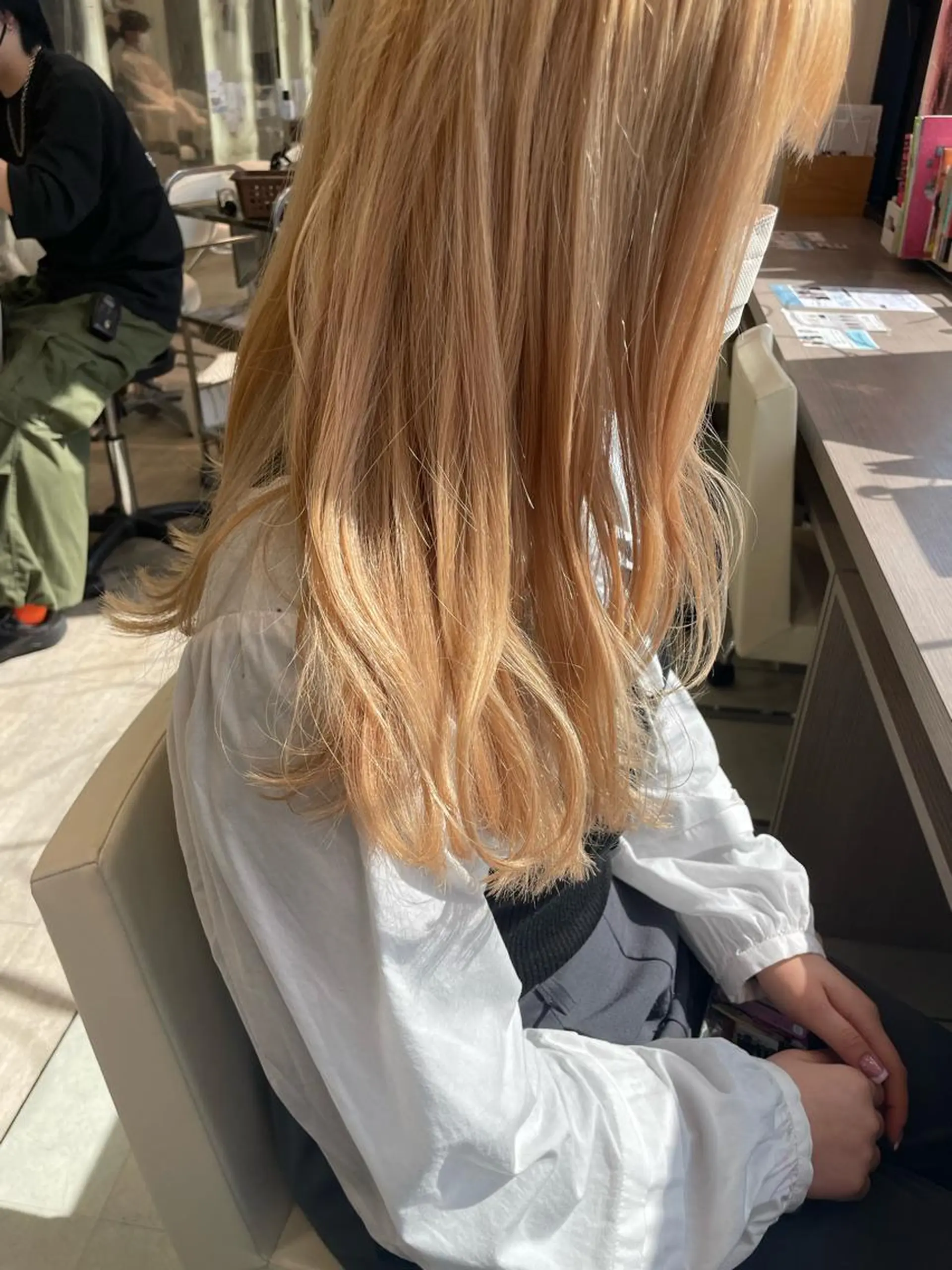 ロング カラー ブロンド カット ヘアカラー 松佐 ゆかりのヘアスタイル