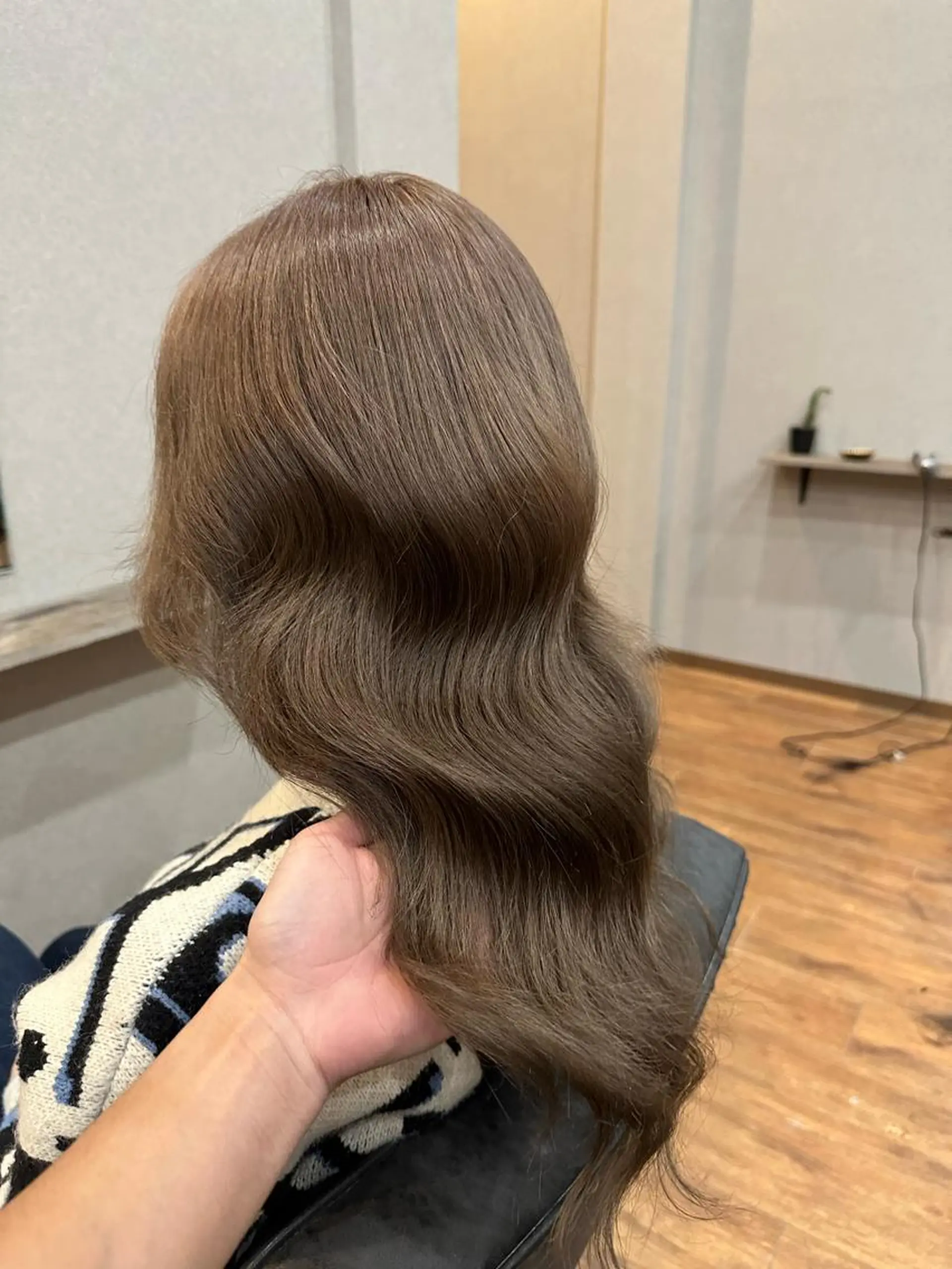 ロング カラー グレージュ ミルクティーグレージュ ヘアカラー トリートメント clocca所属・鵜飼 真伍のヘアスタイル