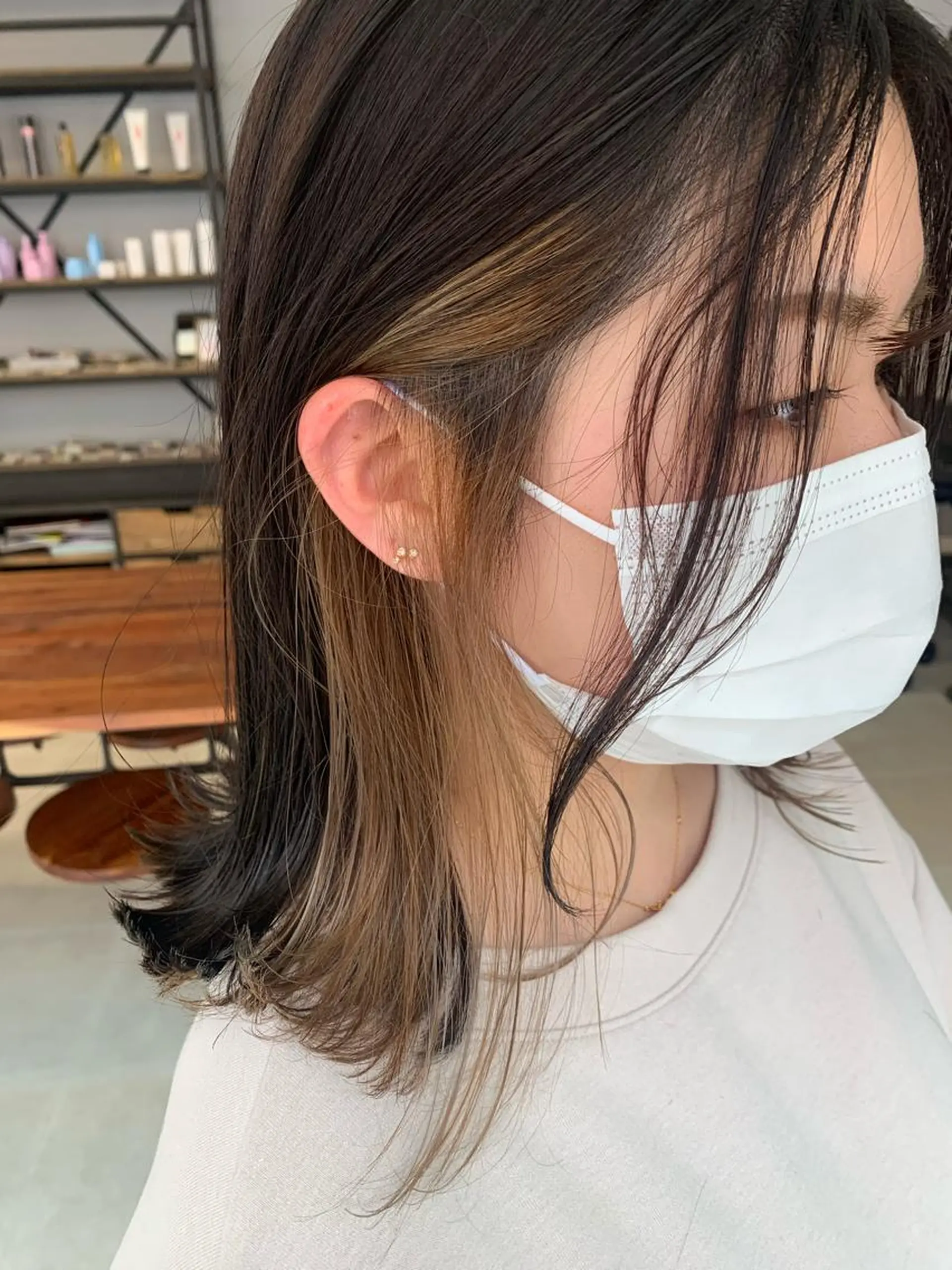 ミディアム カラー ベージュカラー イヤリングカラー ミルクティーベージュ ヘアカラー theF___ yukoのヘアスタイル