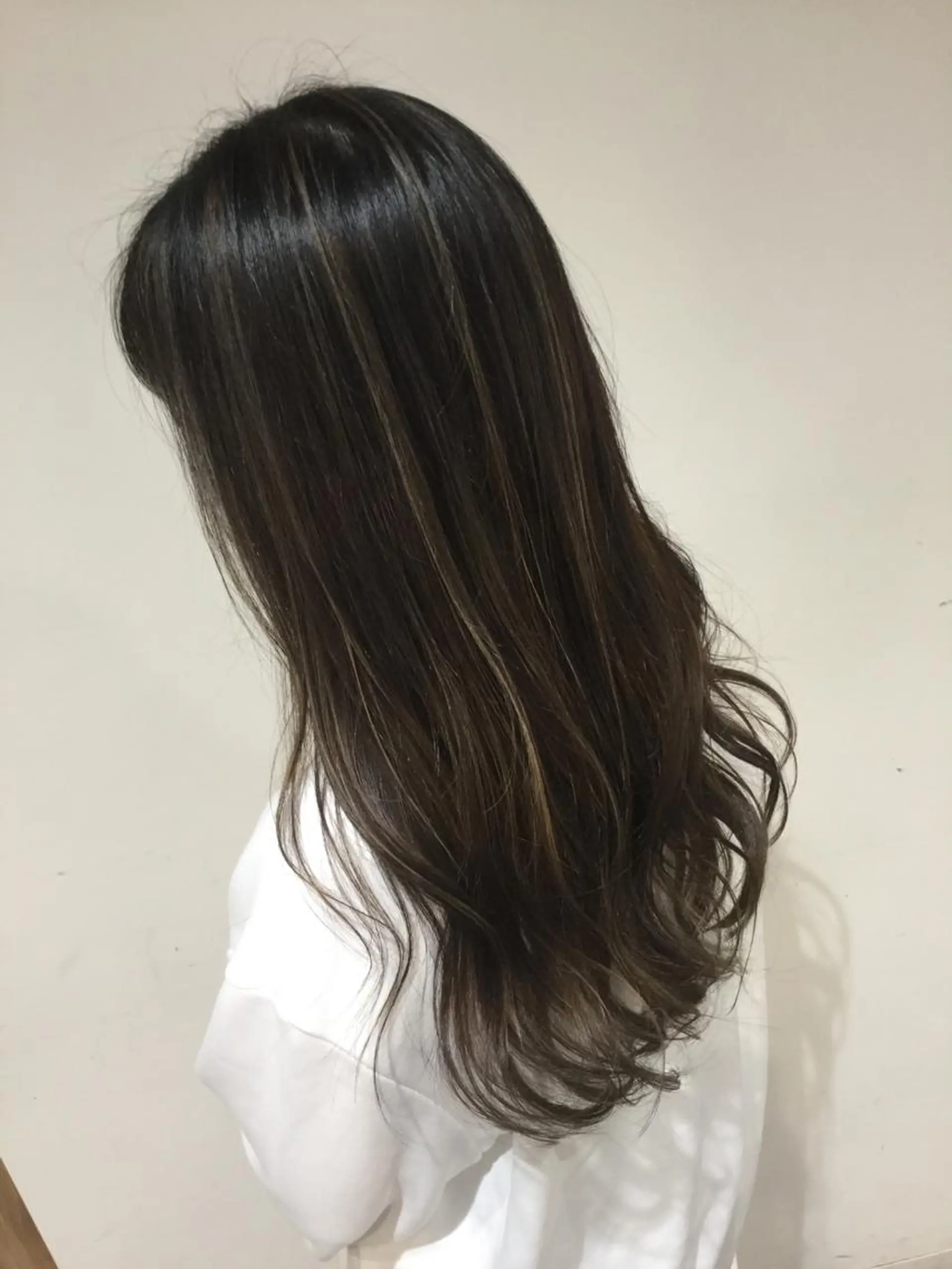 ミディアム カラー アッシュ アッシュグレー アッシュグレージュ バレイヤージュ ミストバング AMI Hair  supply所属・髪質改善カラー 韓国風レイヤーのヘアスタイル