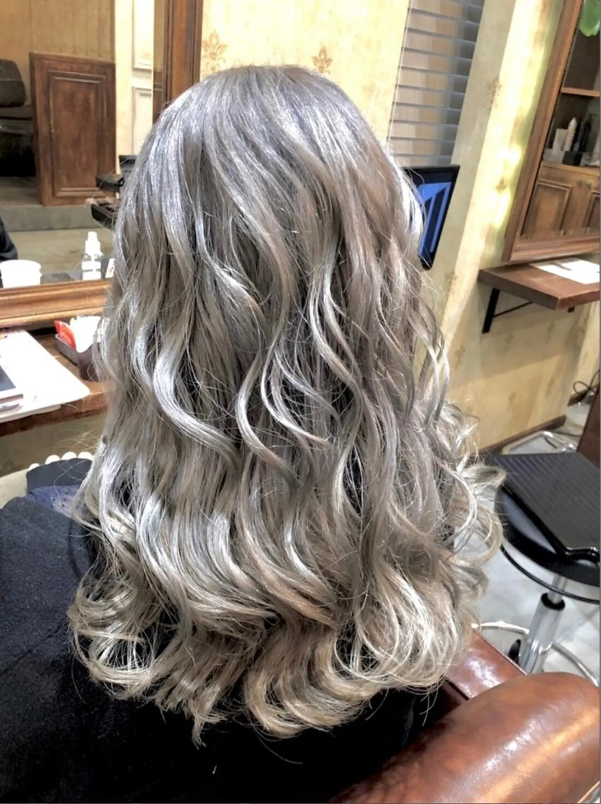 ロング カラー グレージュ ハイライトカラー 外国人風カラー ハイライト ヘアカラー トリートメント クバガワ シュンのヘアスタイル