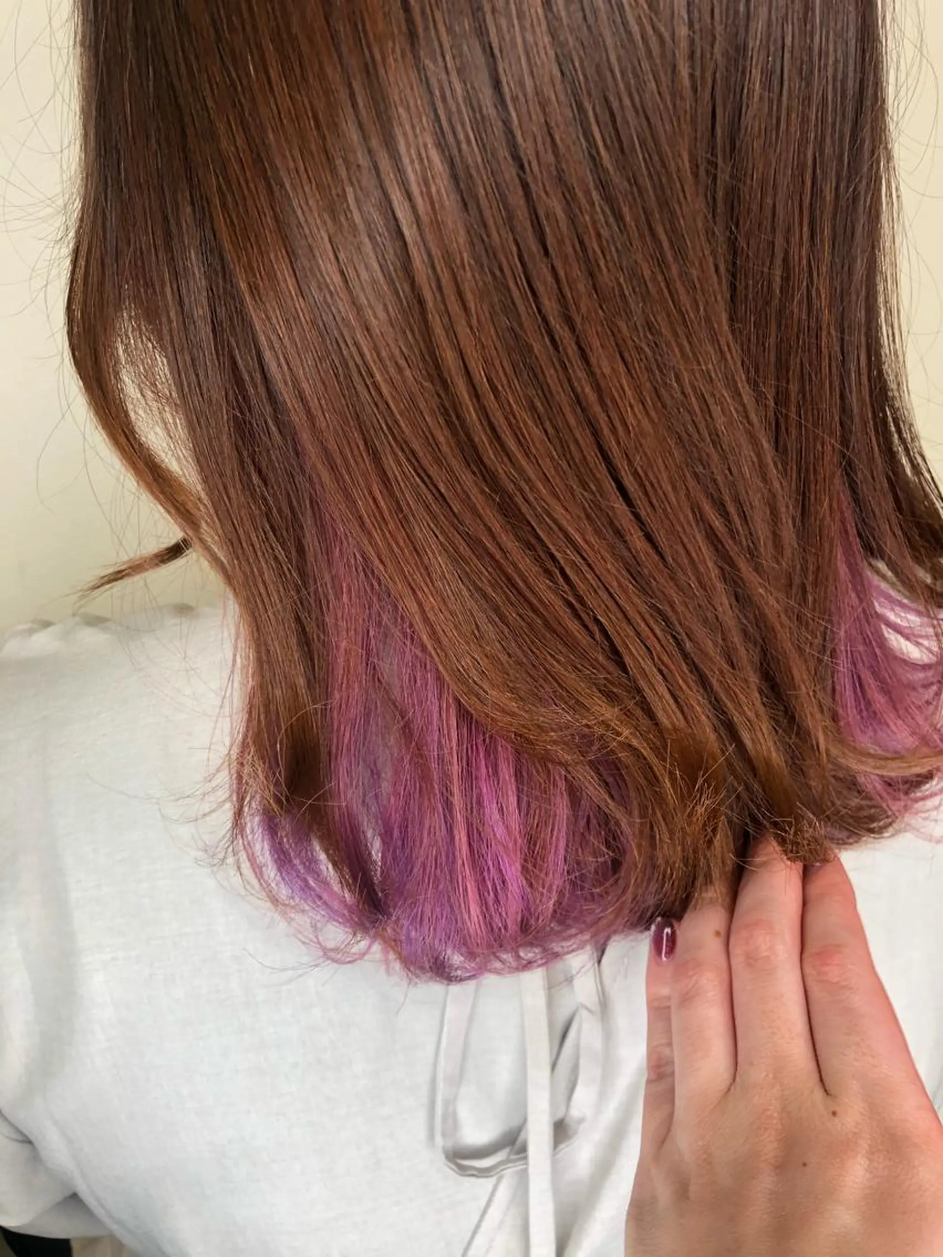 ミディアム カラー カシス ピンクカラー カット ヘアカラー 松佐 ゆかりのヘアスタイル