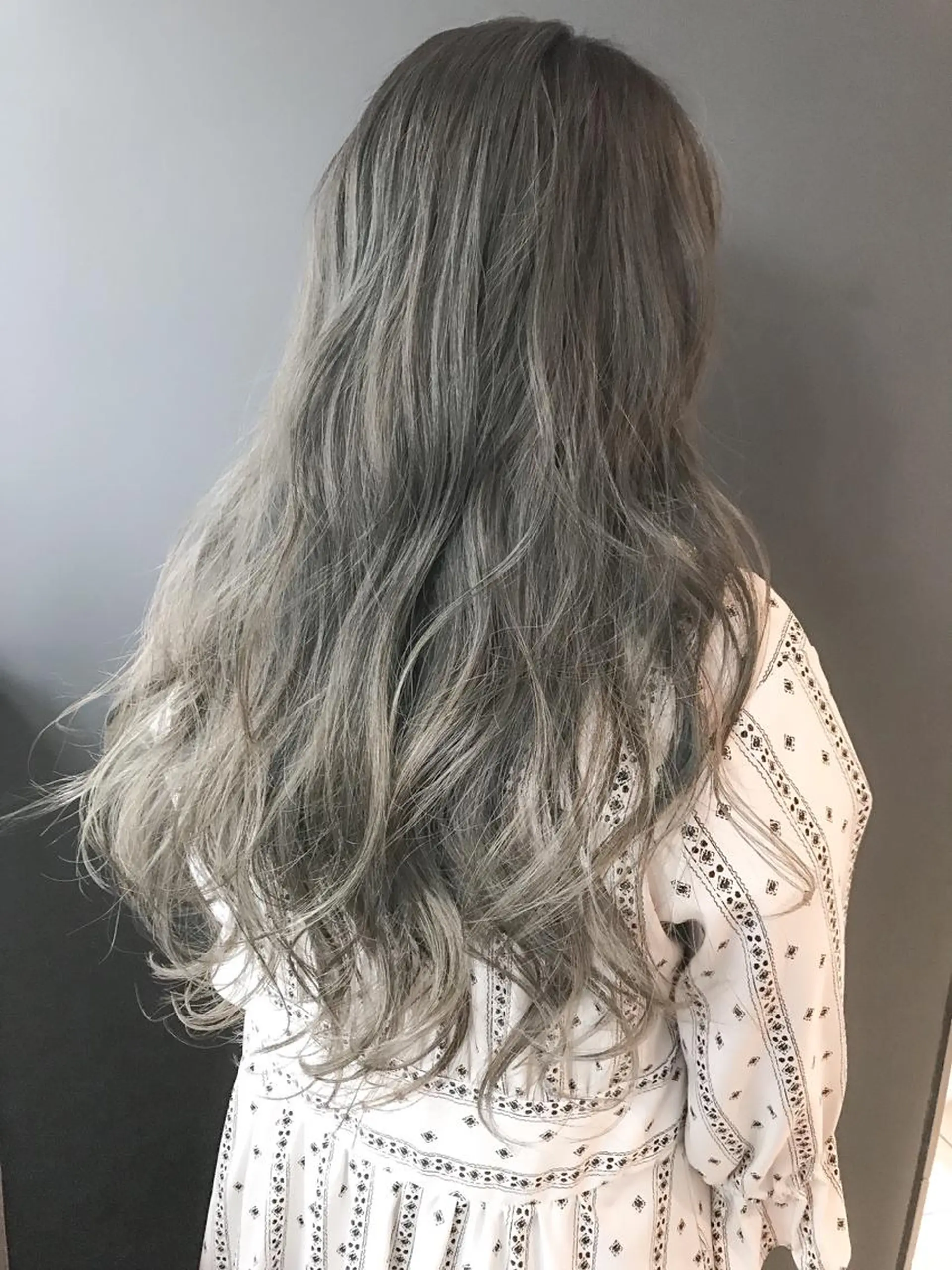 セミロング カラー ブリーチ グレージュ ハイライトカラー ハイライト ヘアカラー BOX mico.のヘアスタイル