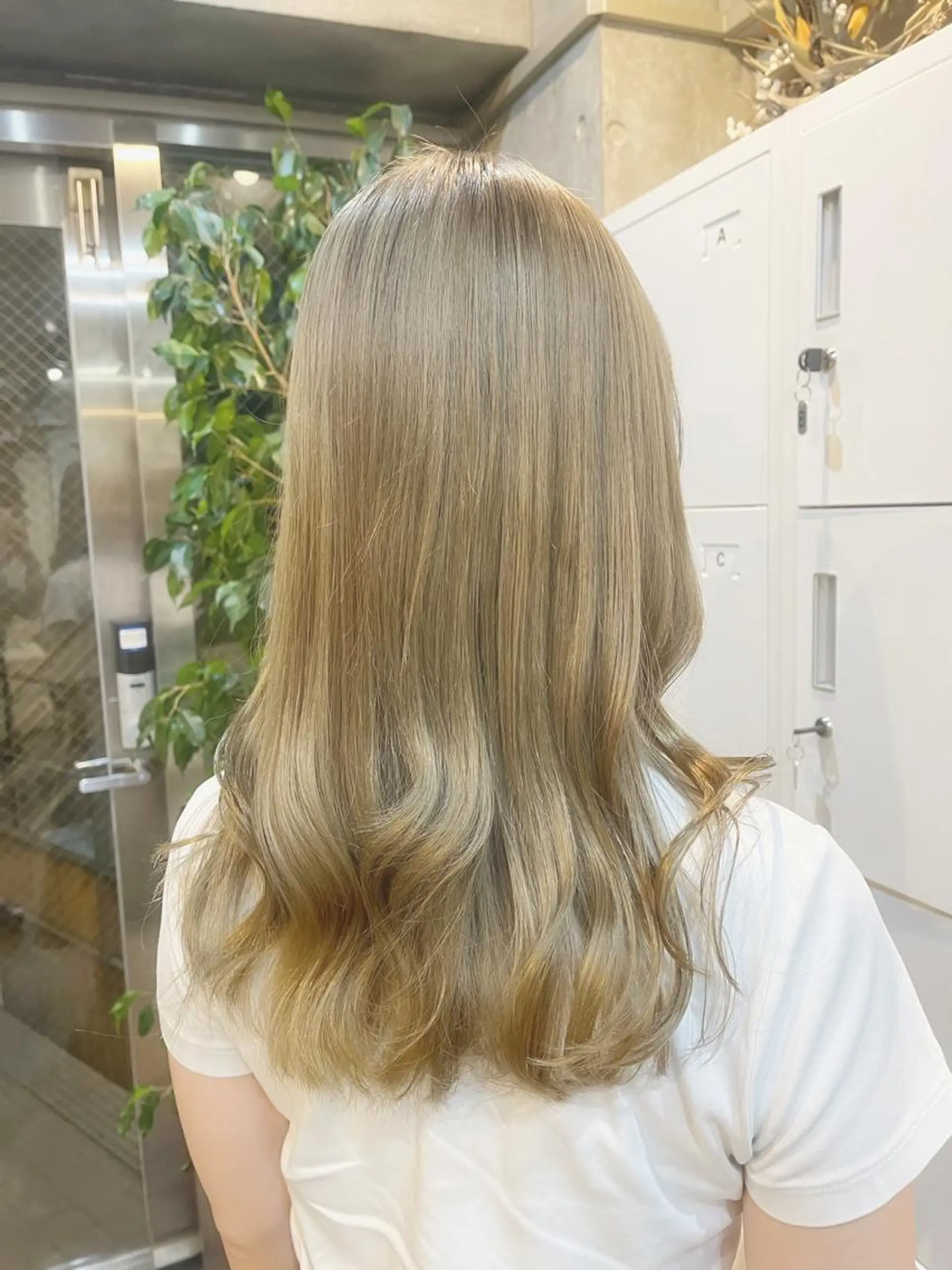 ロング カラー アディクシーカラー ベージュカラー 黒髪 ブリーチ ブルーカラー ヘアカラー 藤澤 夏実/インナーカラーのヘアスタイル