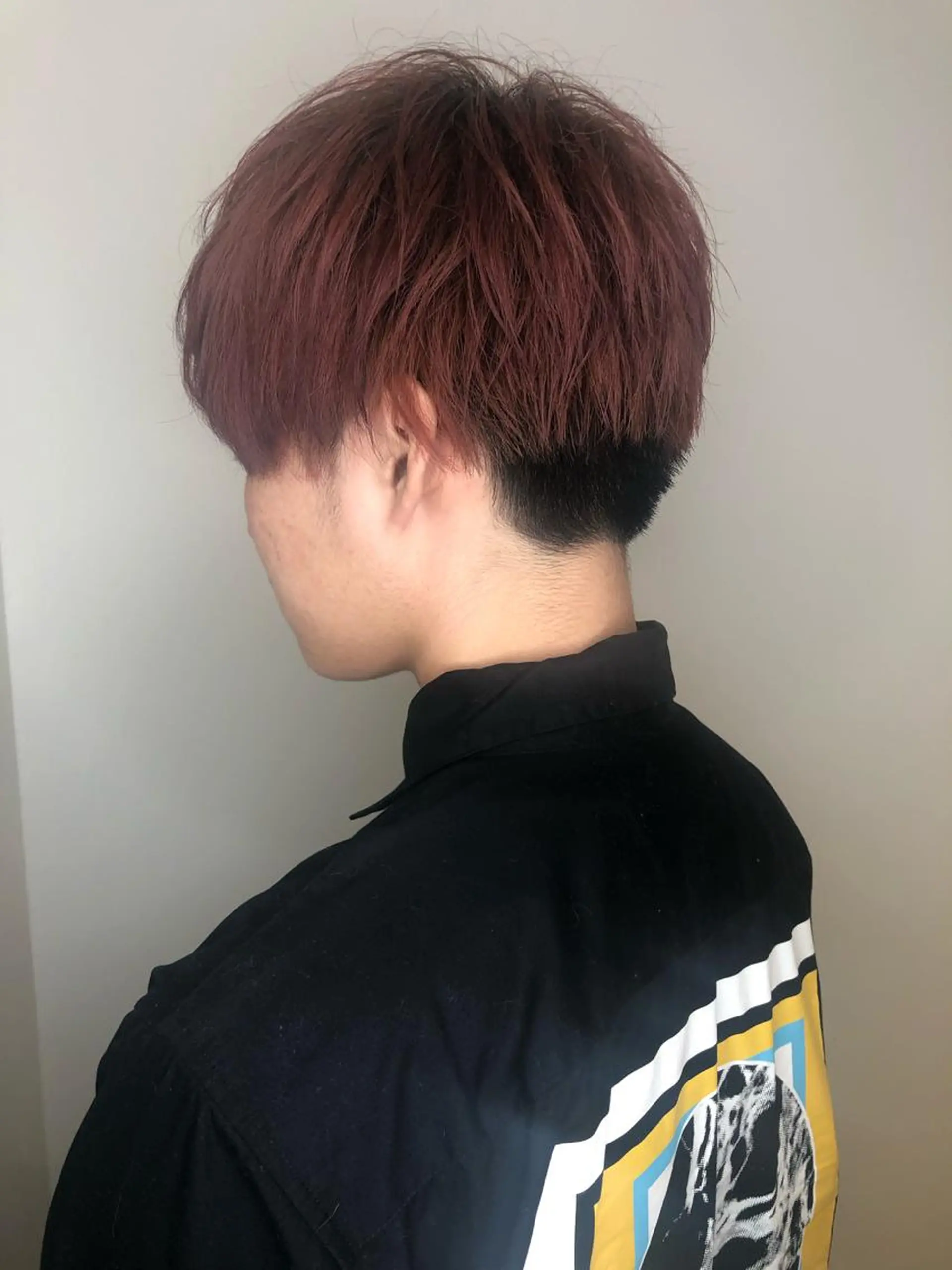 ショート カラー ウルフカット／吉村 桃子のヘアスタイル