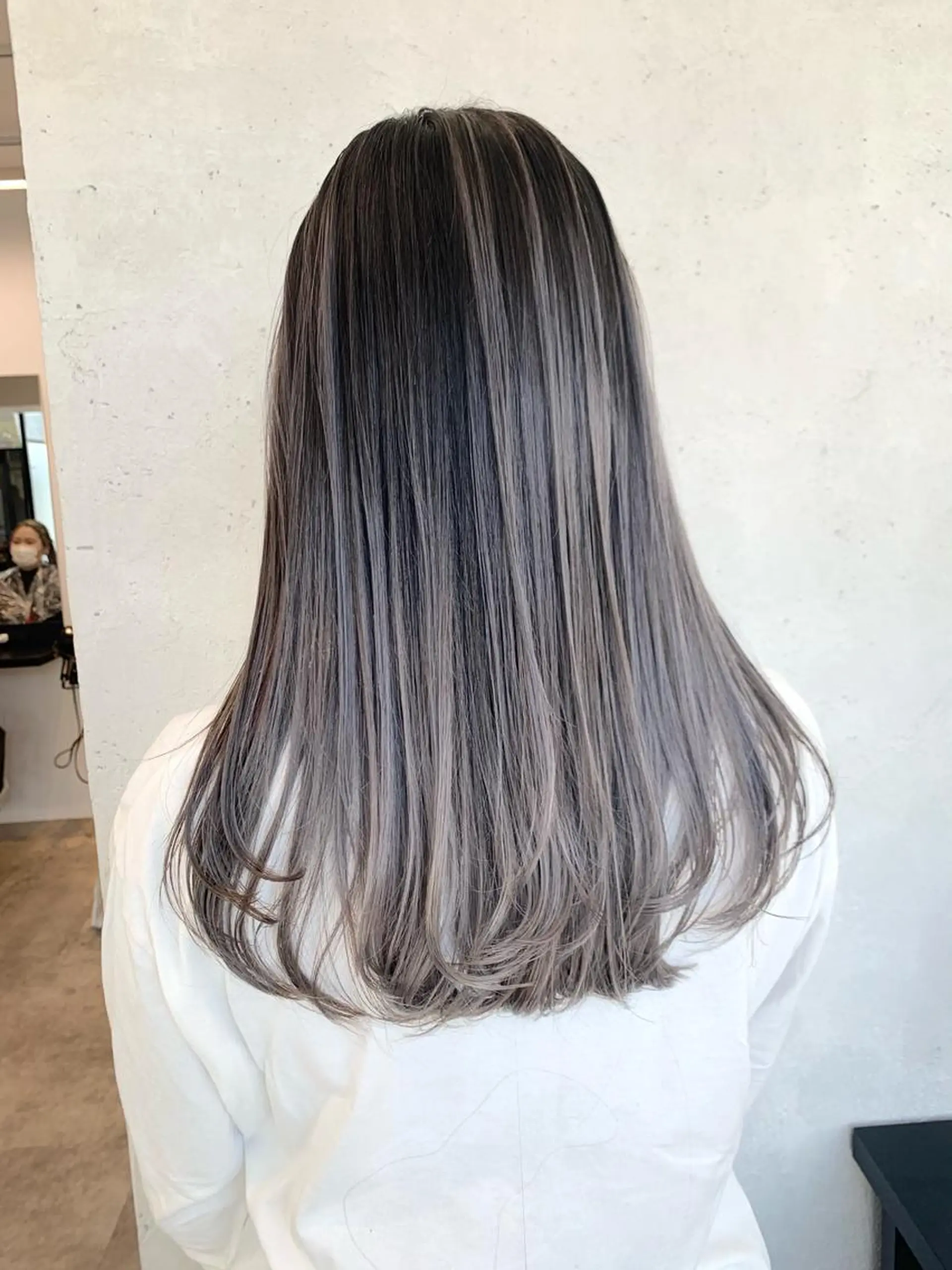 セミロング カラー 及川シゲル 髪質改善講師のヘアスタイル