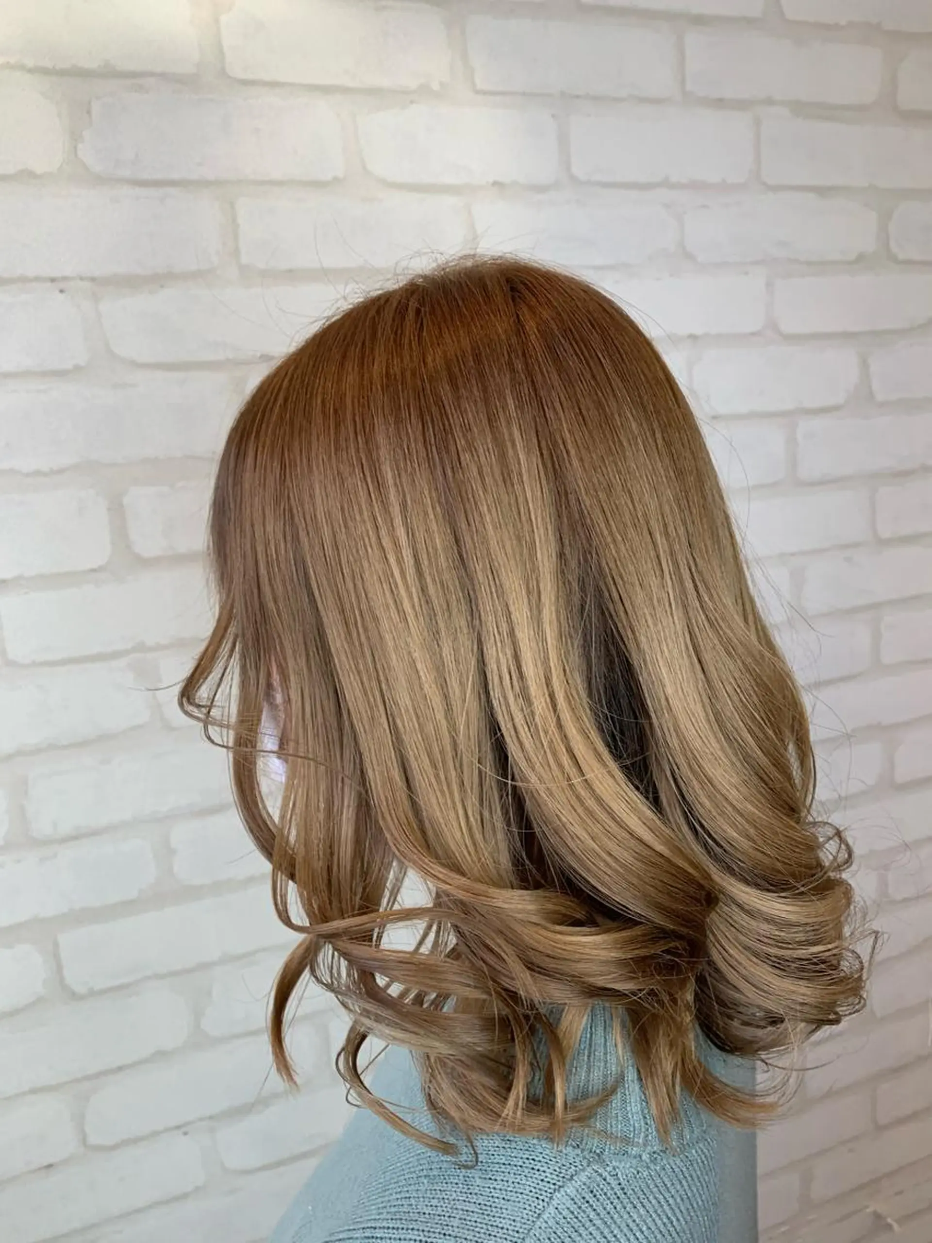 セミロング カラー ブリーチ ブリーチなしカラー oasis川越店所属・秋葉 万柚子のヘアスタイル