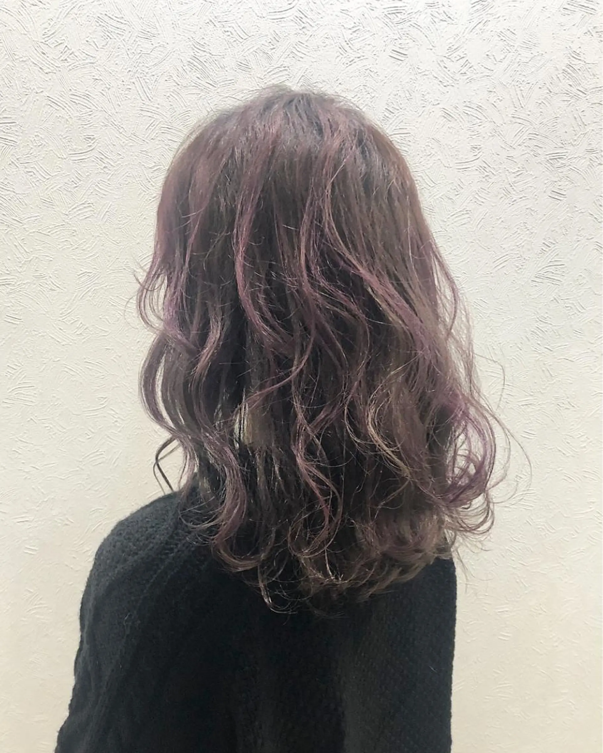 ミディアム カラー グレージュ ハイライトカラー パープルカラー ハイライト 岩田 萌那のヘアスタイル